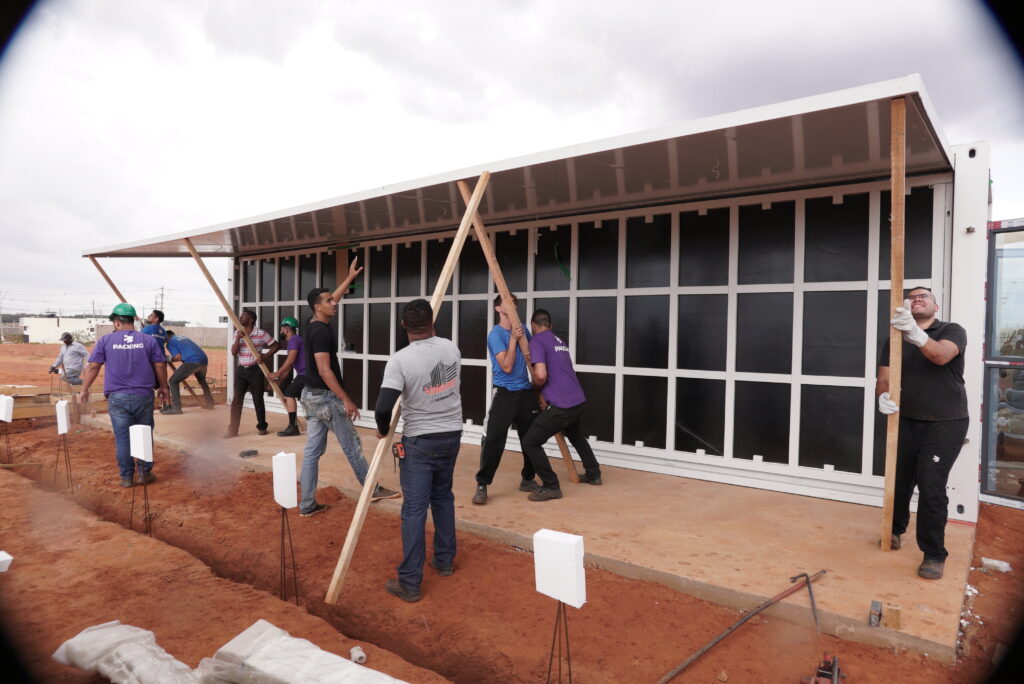 Colaboradores voluntários da Cetro trabalhando na construção modular.