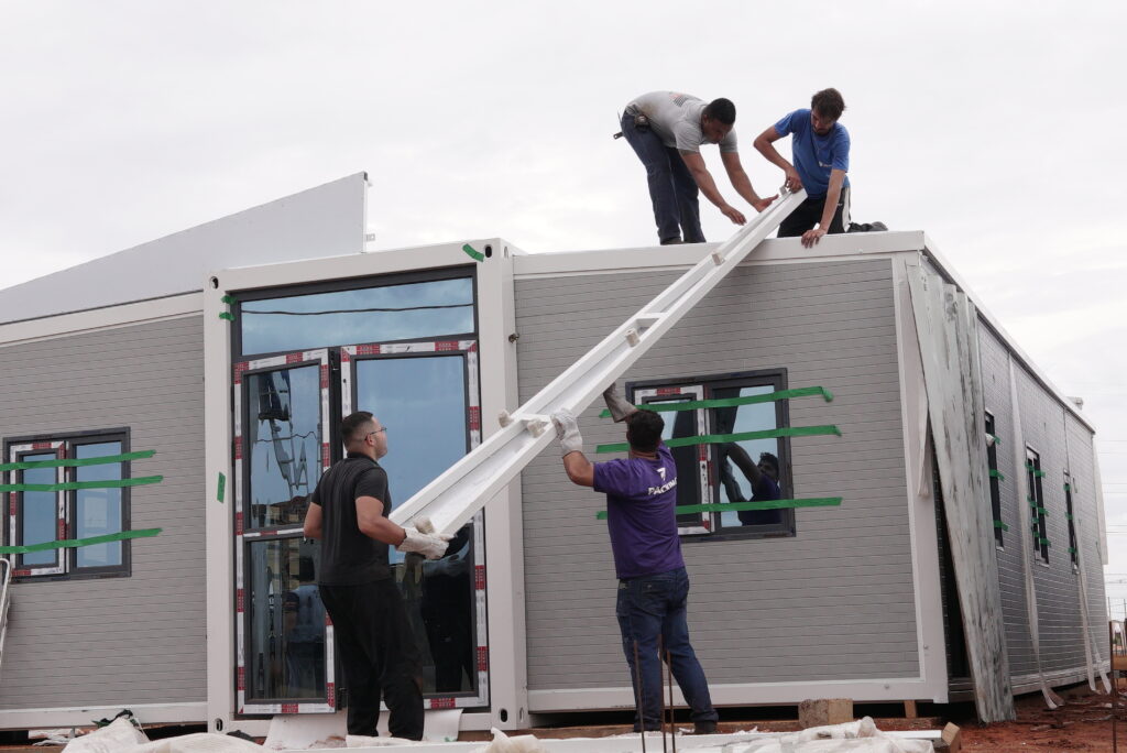 Colaboradores voluntários da Cetro trabalhando na construção modular.