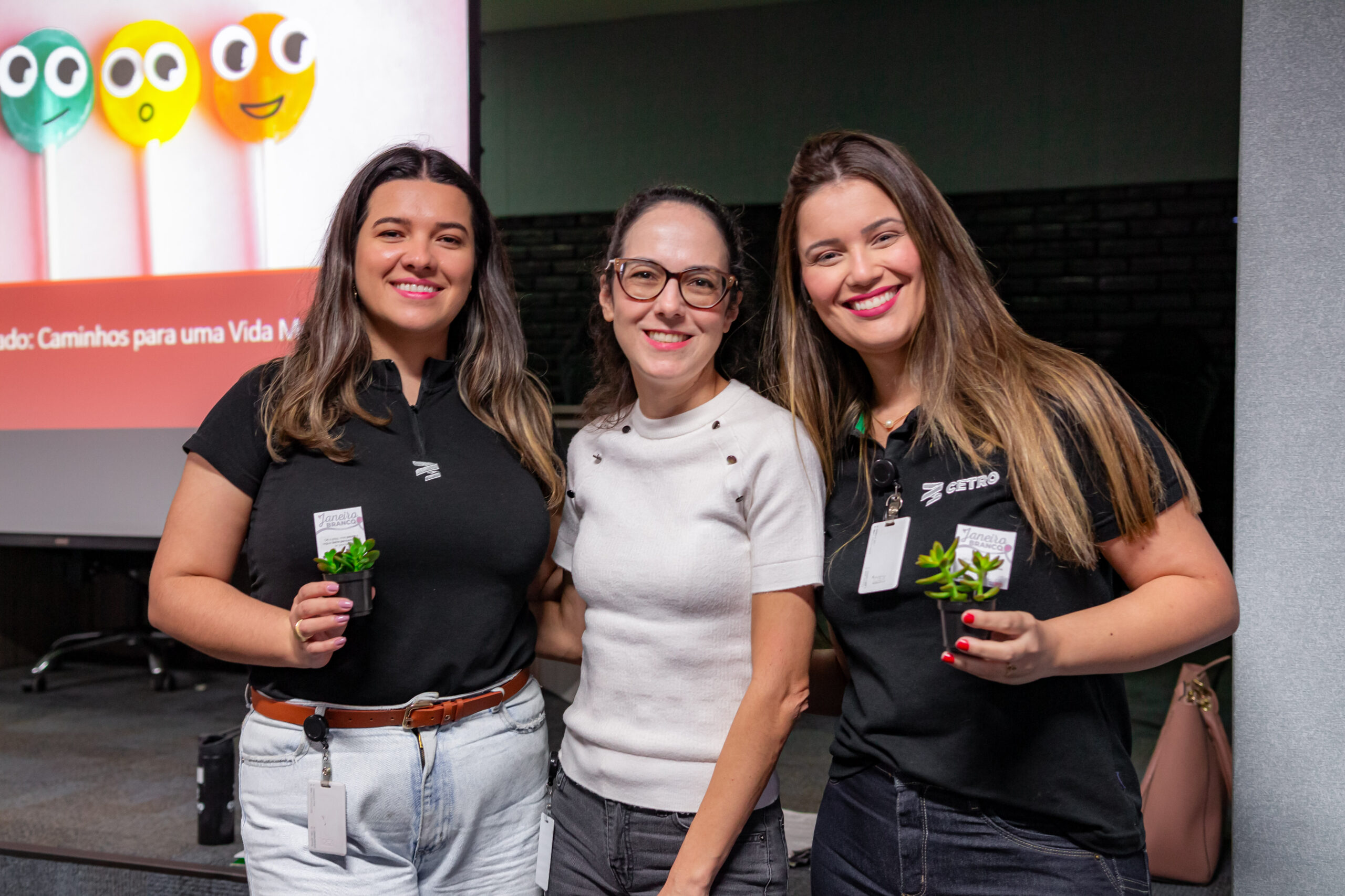 Fotografias da palestrante e de colaboradoras da Cetro.