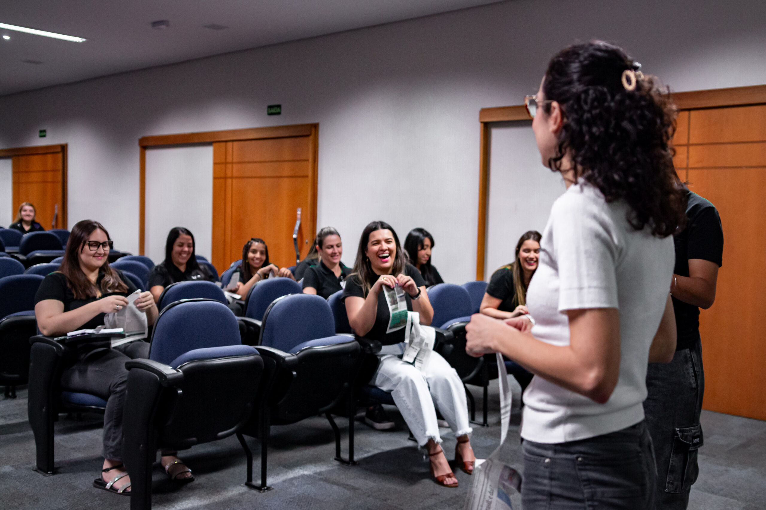 Fotografia dos colaboradores durante a palestra sobre saúde mental.