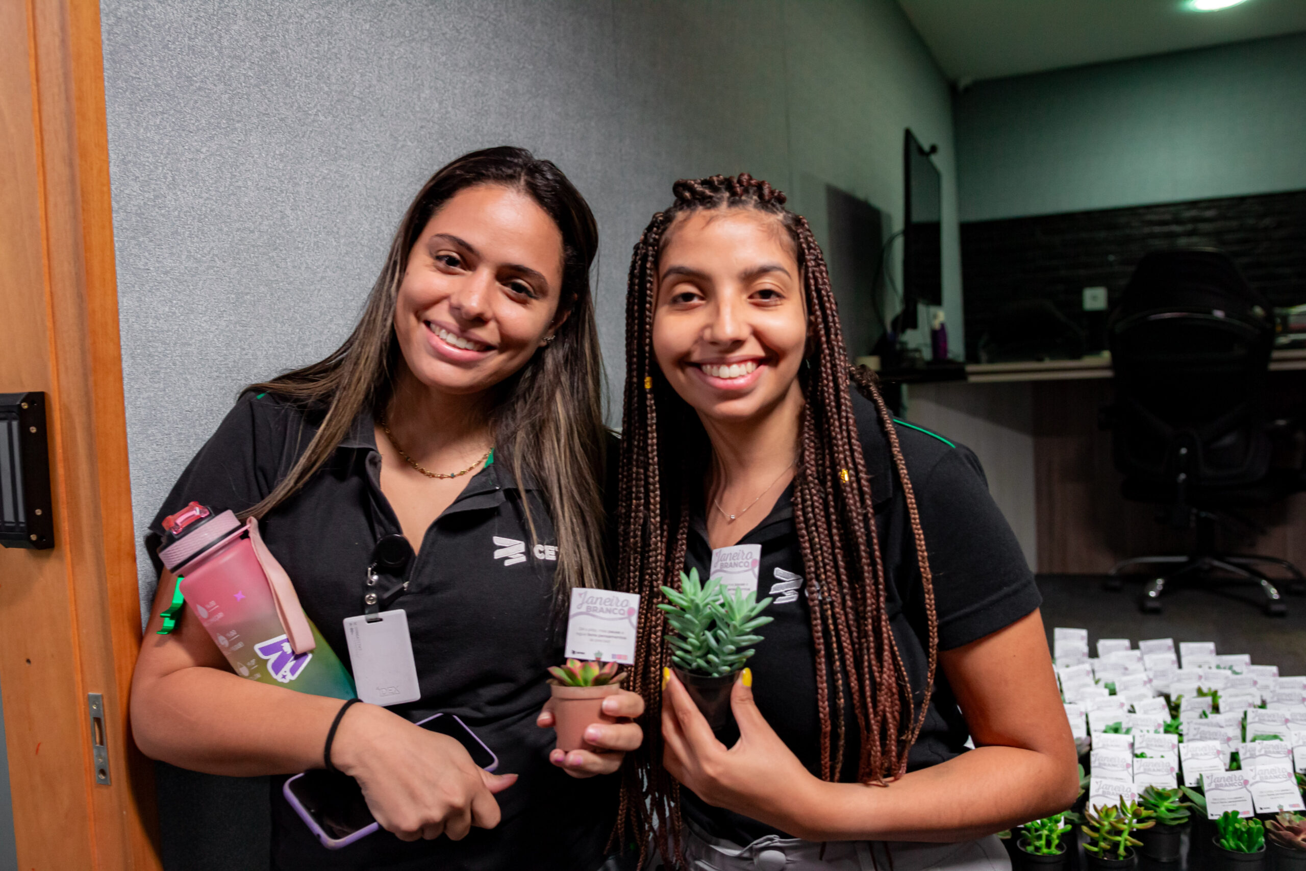 Fotografia dos colaboradores segurando as suculentas entregues na palestra.