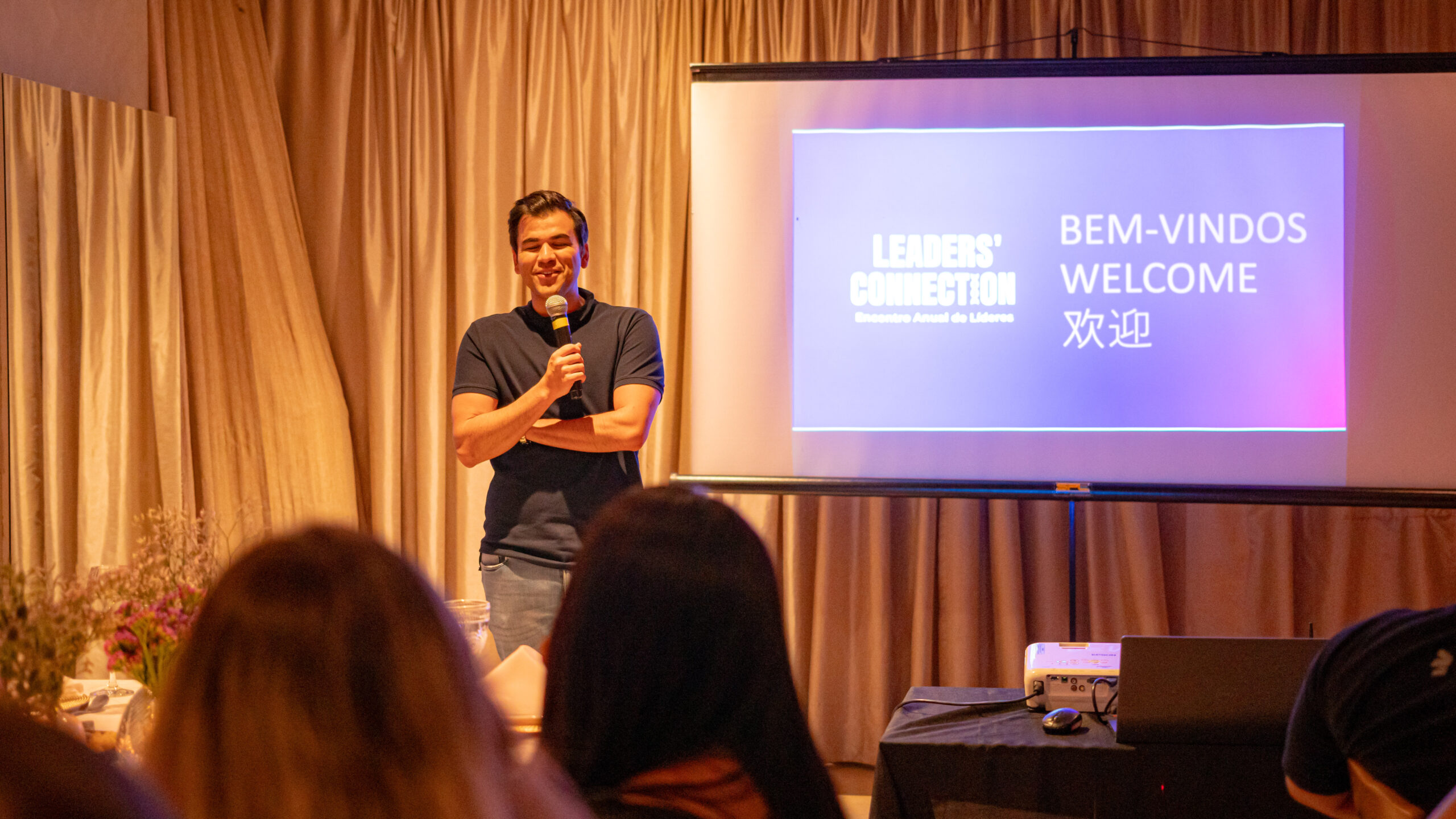 Fotografia do Fundador e CEO da Cetro, Léo Mello, realizando uma apresentação.