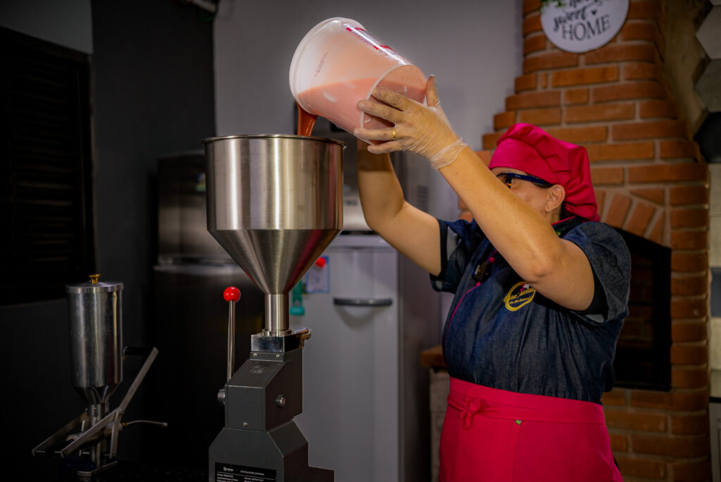 Cíntia Florêncio envasando seus geladinhos.