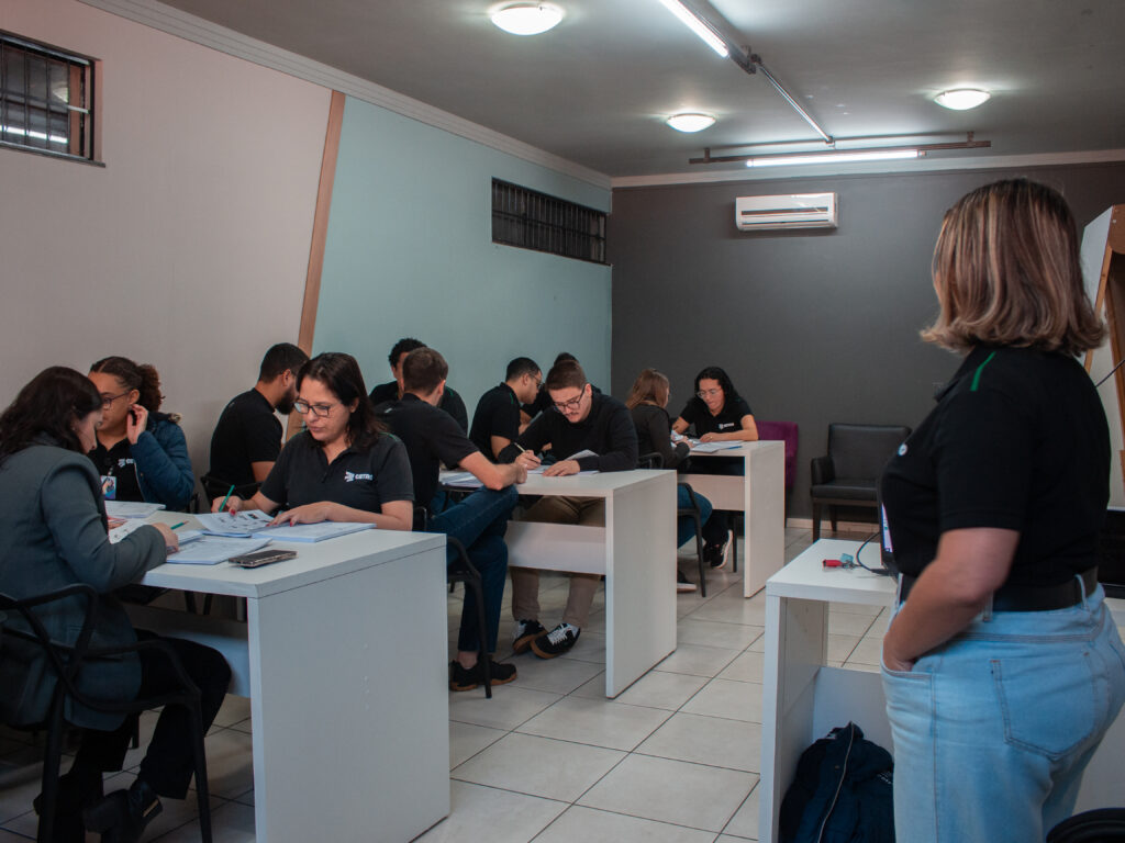 Imagens de colaboradores da Cetro estudando durante uma aula de inglês interna.