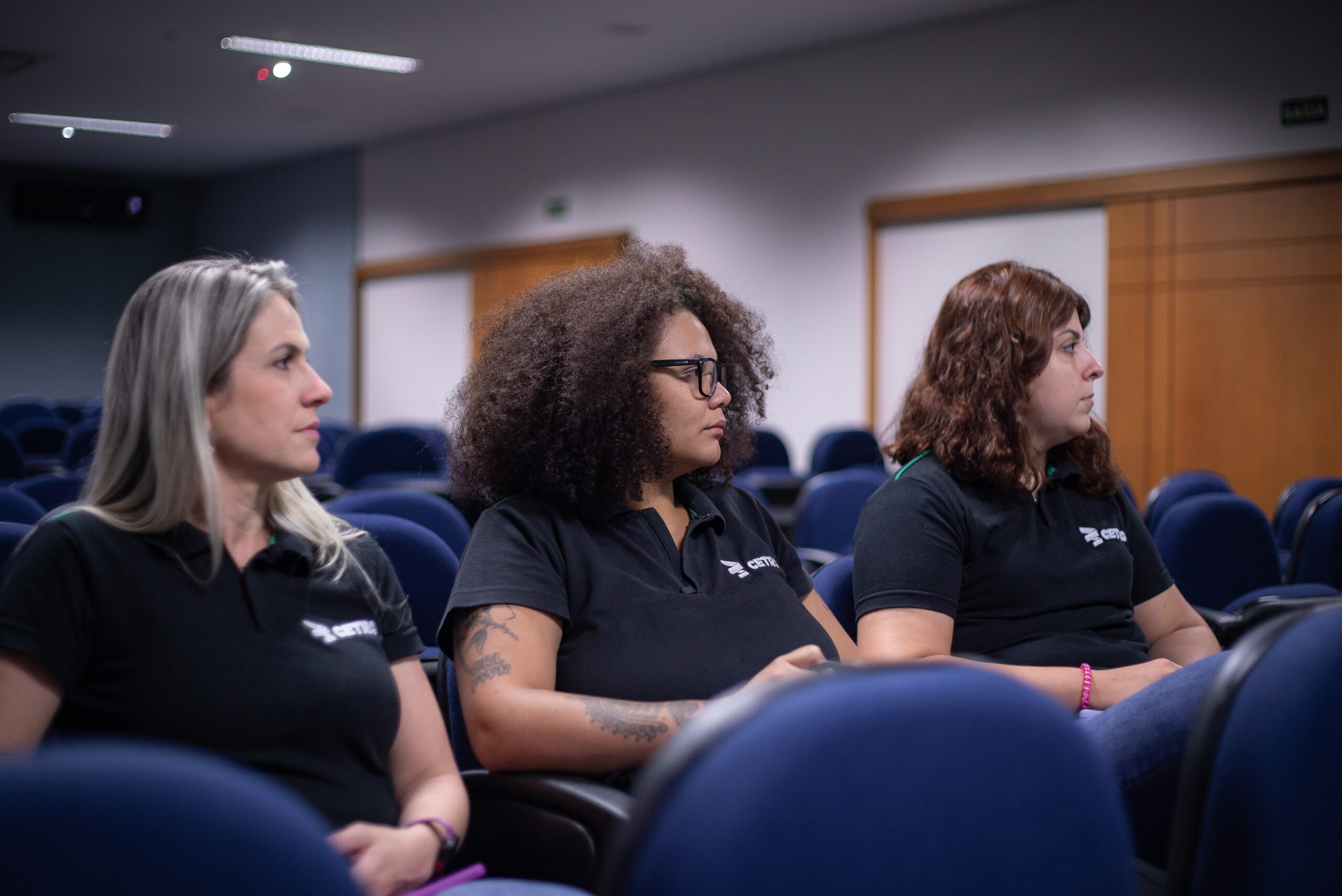 Fotografias da palestrante e dos colaboradores Cetro na palestra em prol da Campanha Fevereiro Roxo.