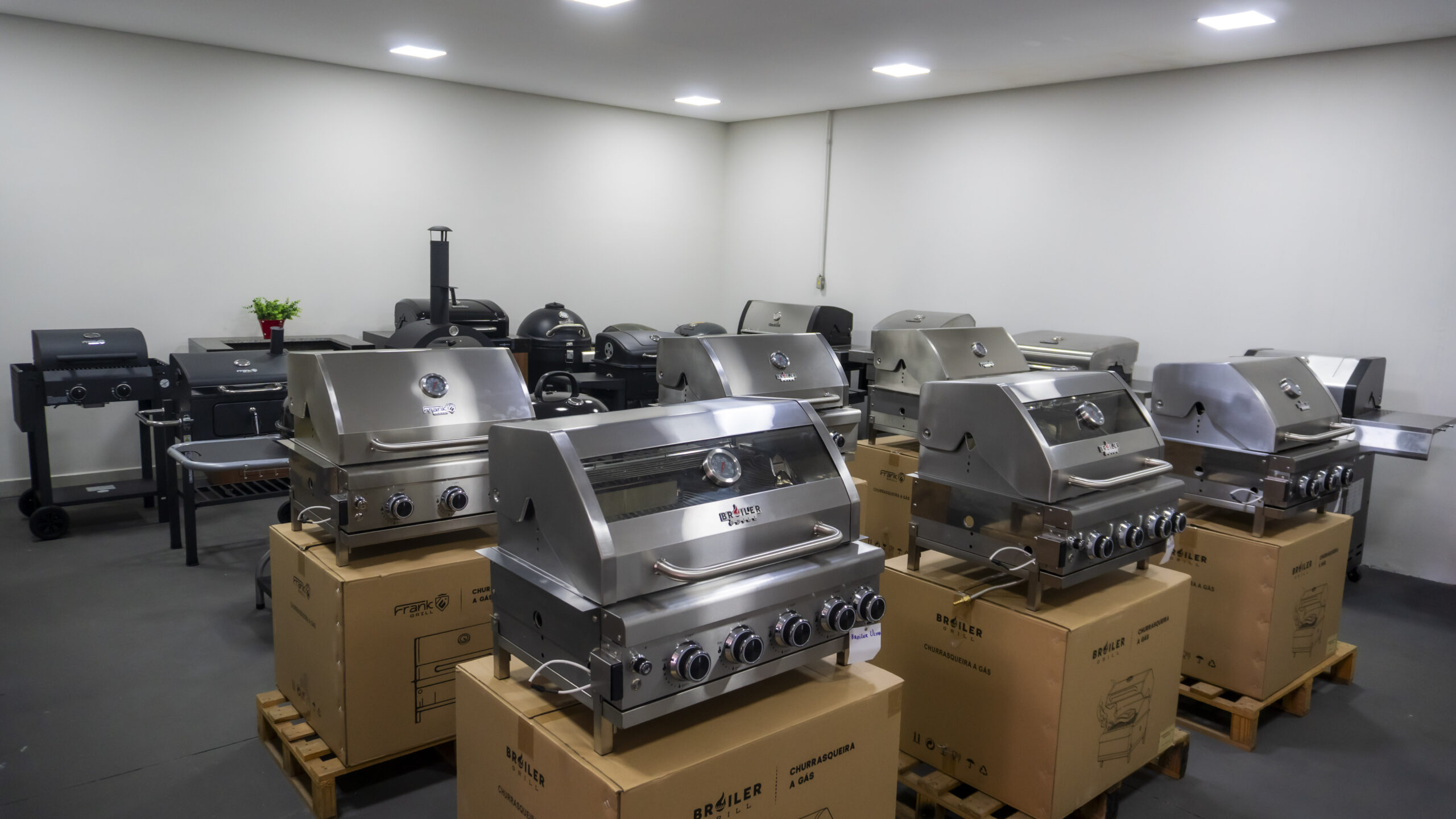 Fotografia de diferentes modelos da Frank Grill e Broiler Grill.