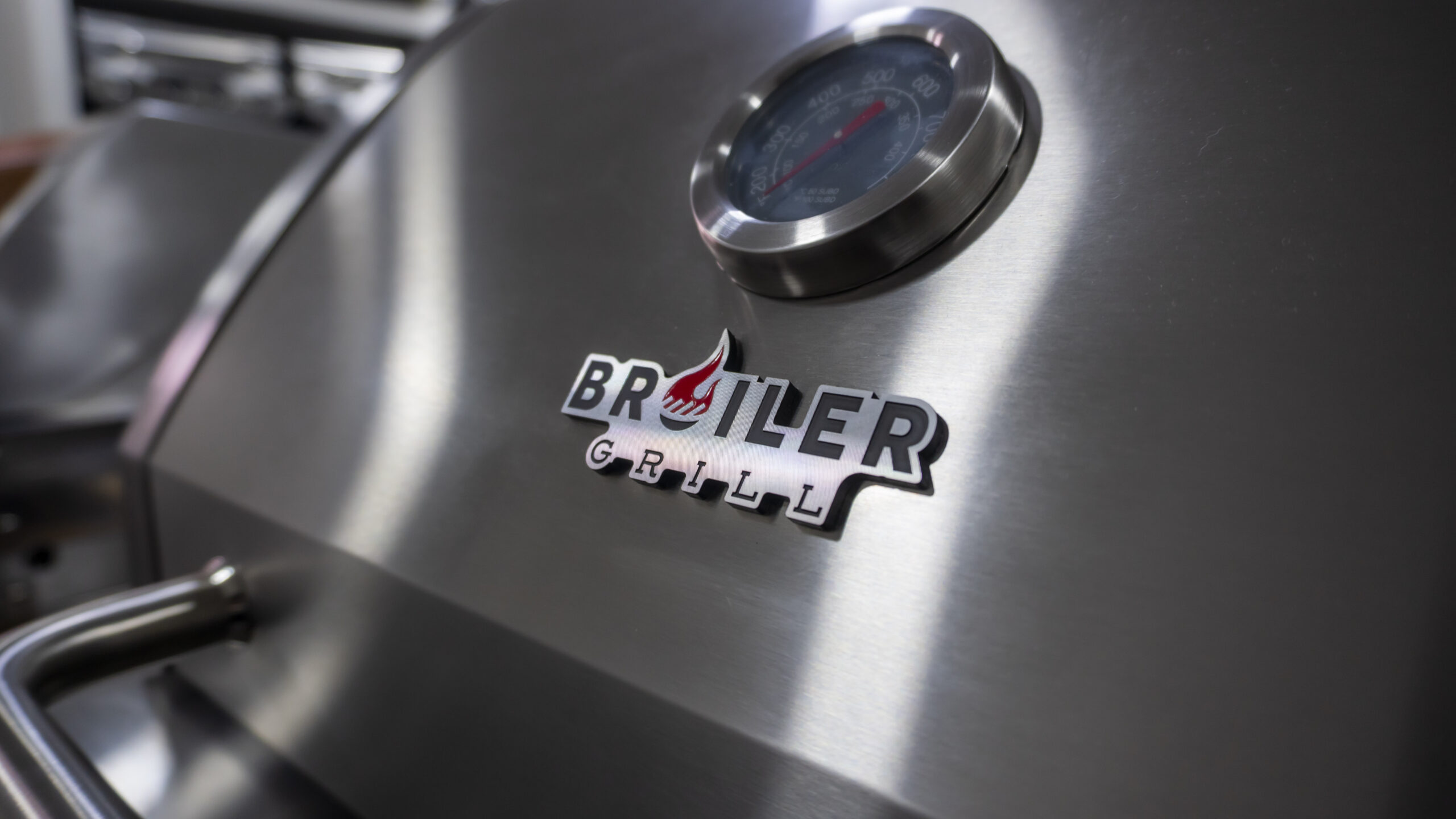 Fotografias das churrasqueiras e acessórios da Frank Grill e Broiler Grill.