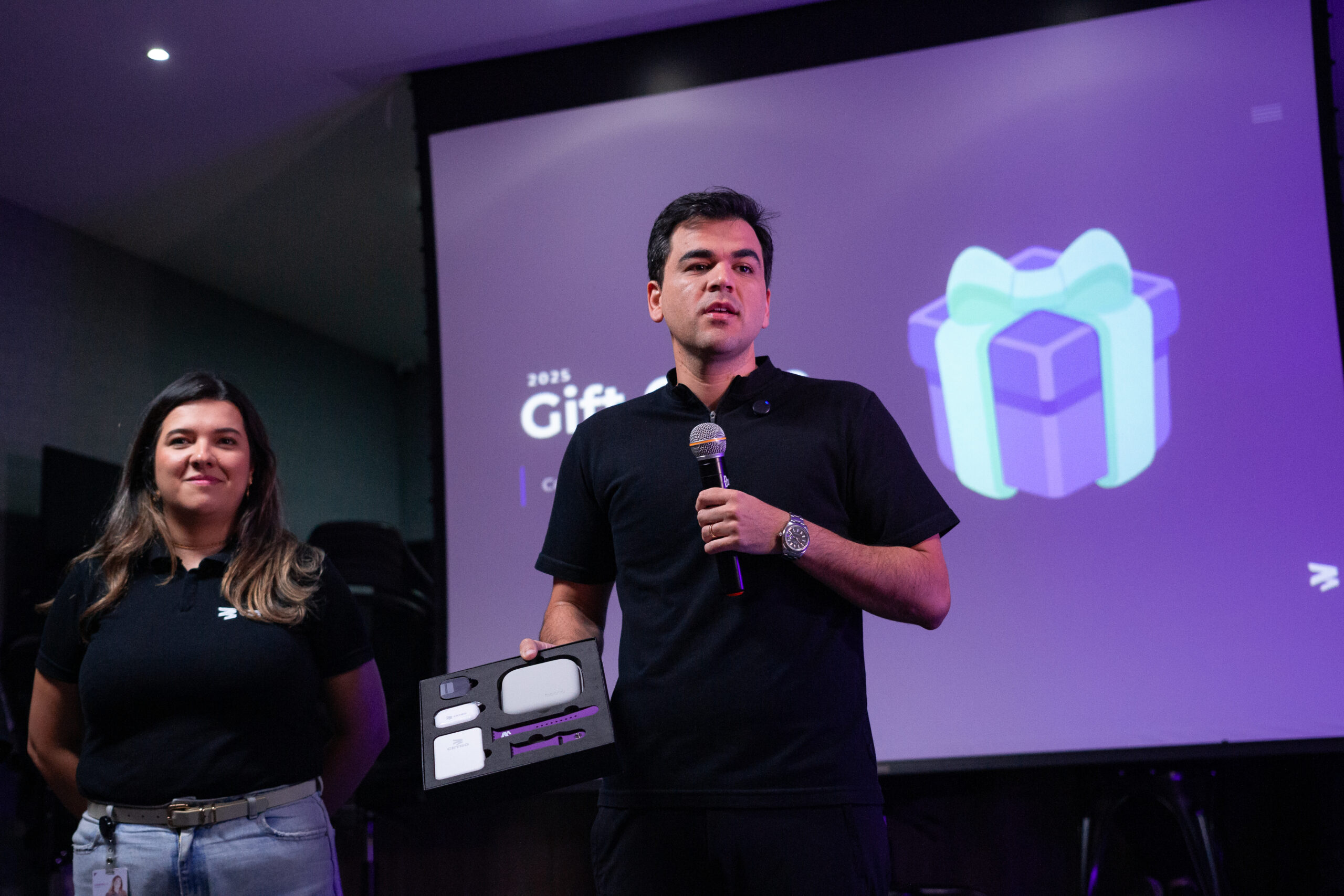 Fotografias do CEO da Cetro segurando o Gift Cetro enquanto discursa para os colaboradores.