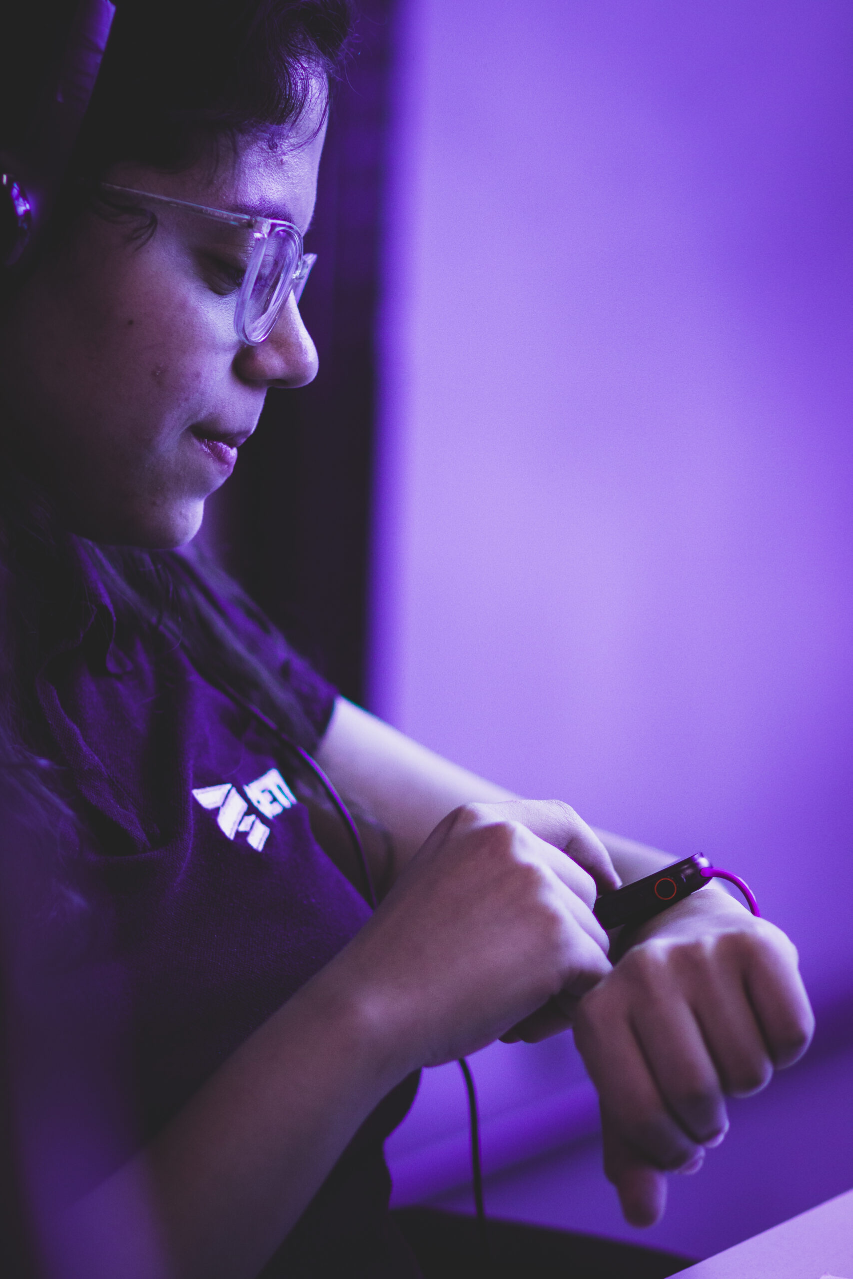 Fotografias de colaboradores mexendo em seus Smartwatches.