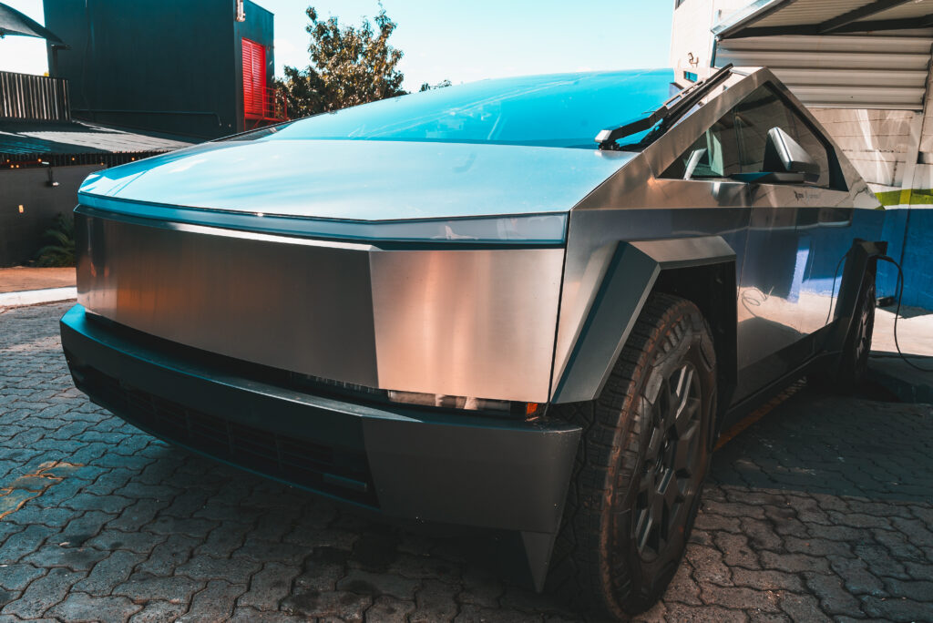 Imagens do Tesla Cybertruck importado pelo time de COMEX da Cetro.