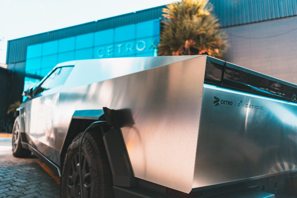 Imagens do Tesla Cybertruck importado pelo time de COMEX da Cetro.