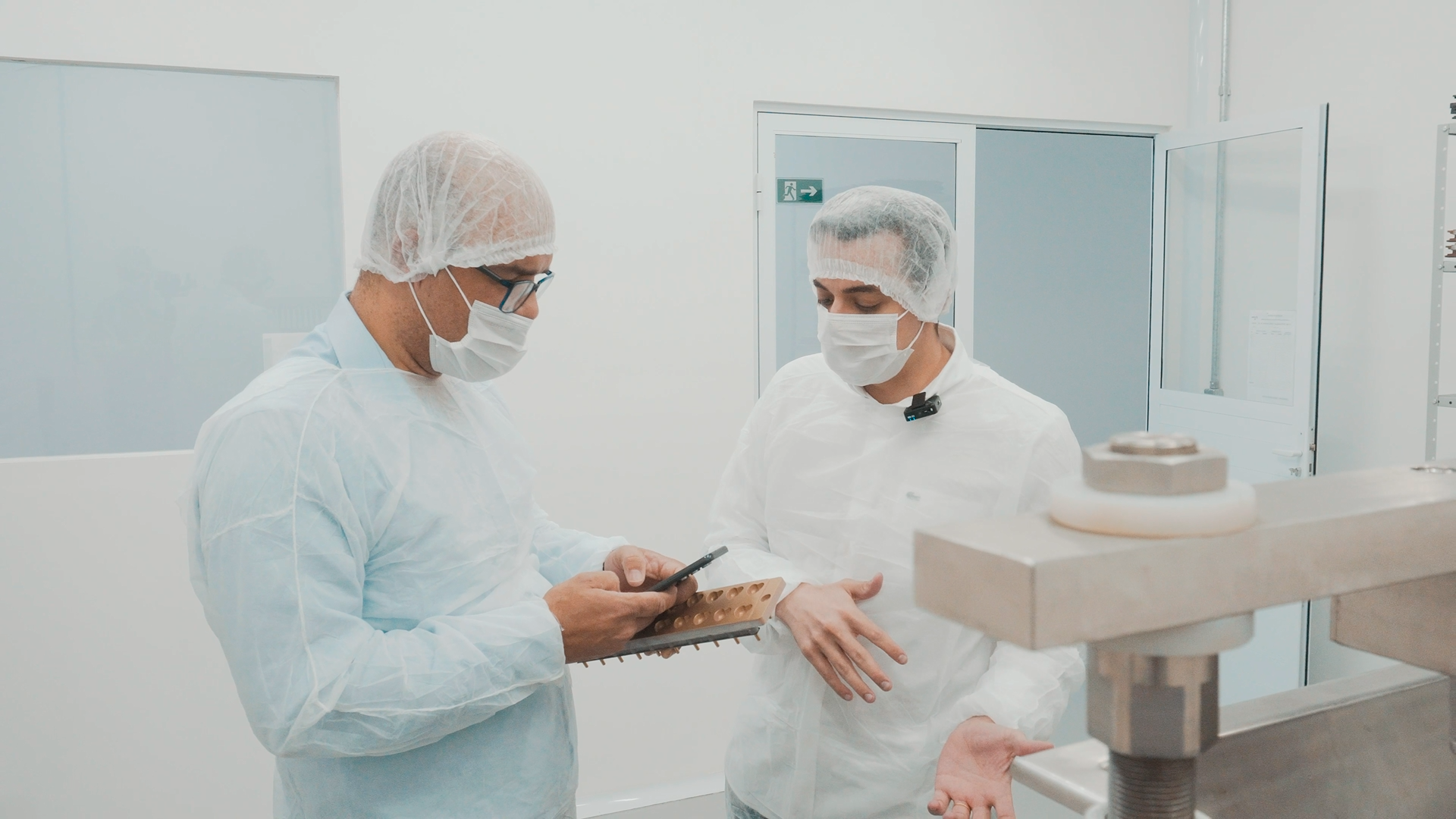 Registros fotográficos da visita feita à empresa parceira da Cetro que utiliza maquinários da companhia para produzir gummies.