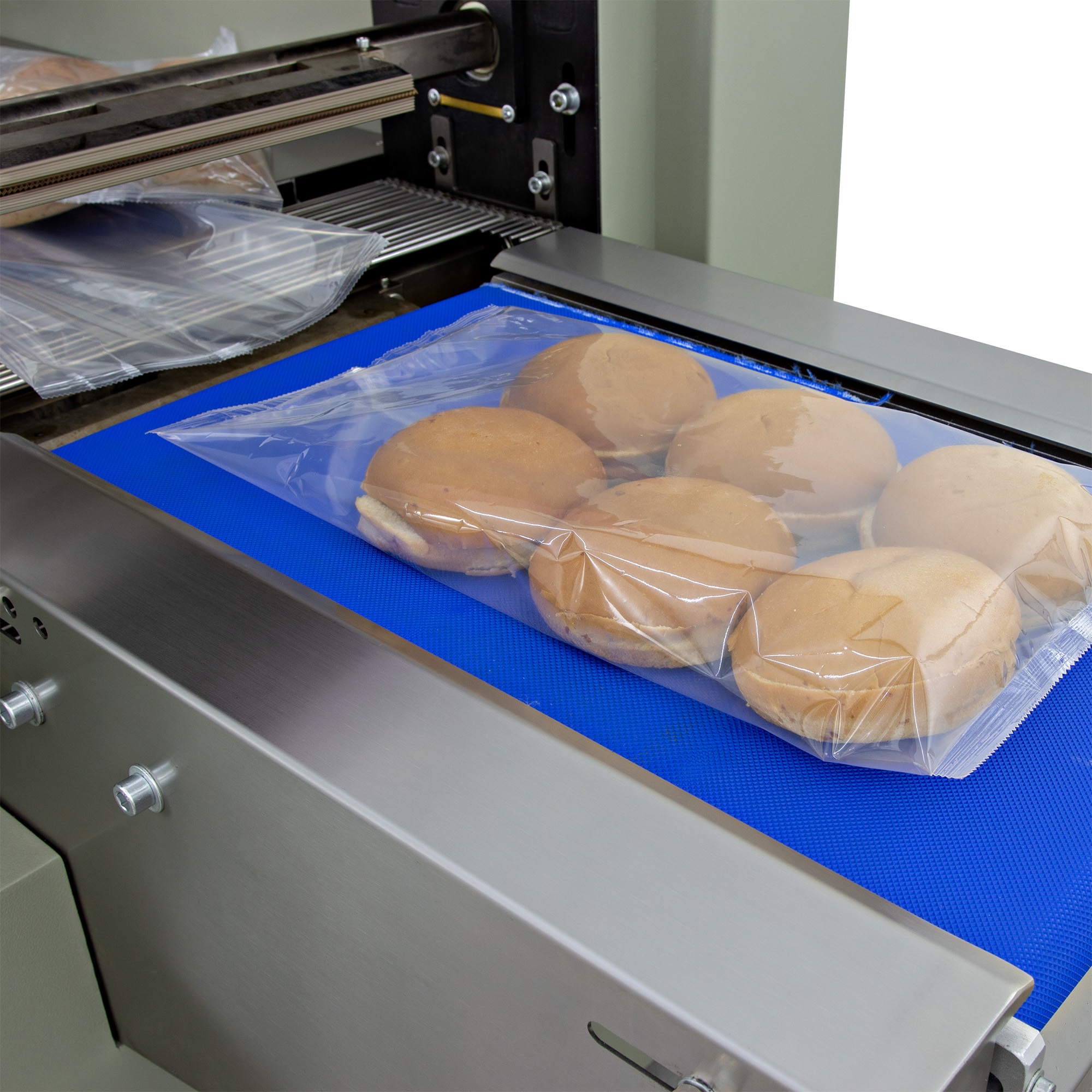 Fotografias de uma Flow Pack e um Ultracongelador da Cetro para a produção e o embalo de pães congelados.