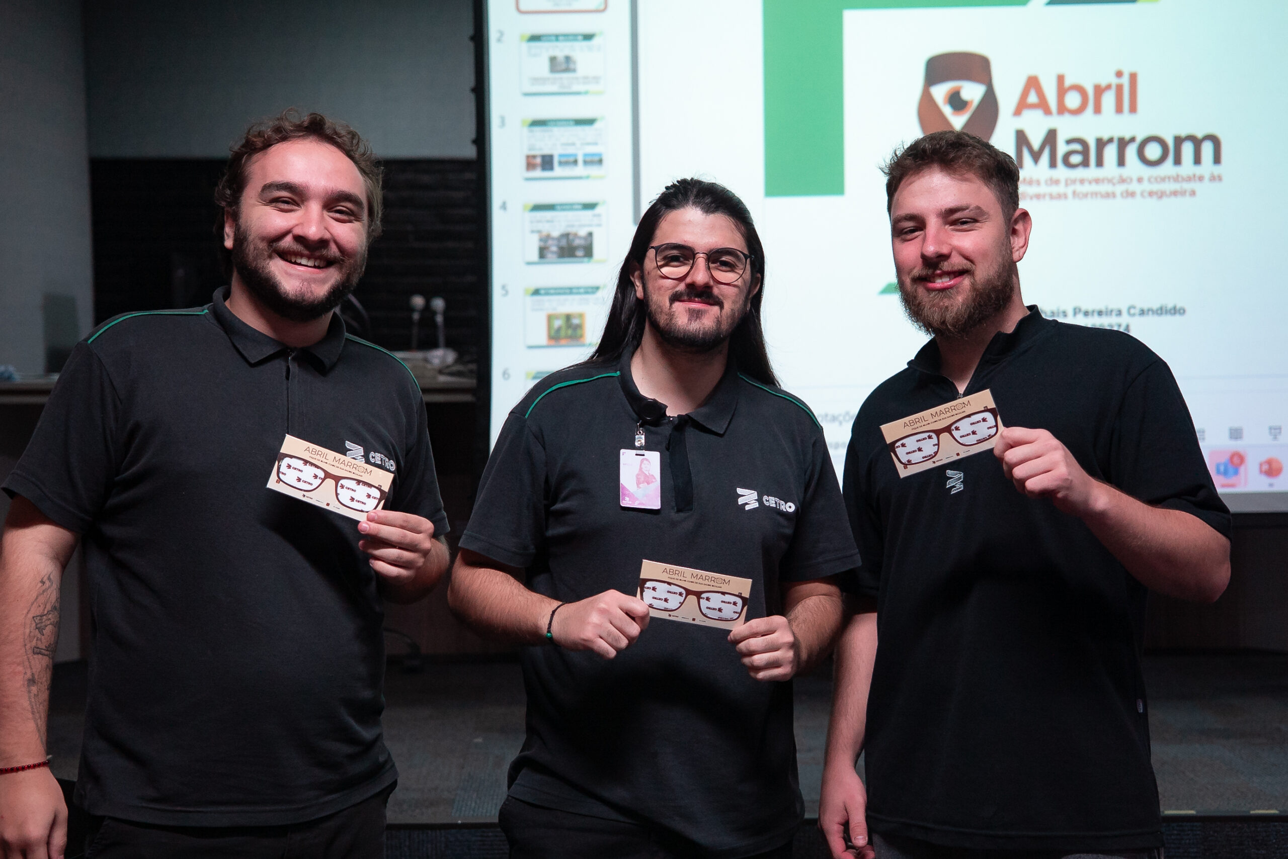 Fotografia dos colaboradores Cetro com os brindes da Campanha Abril Marrom.