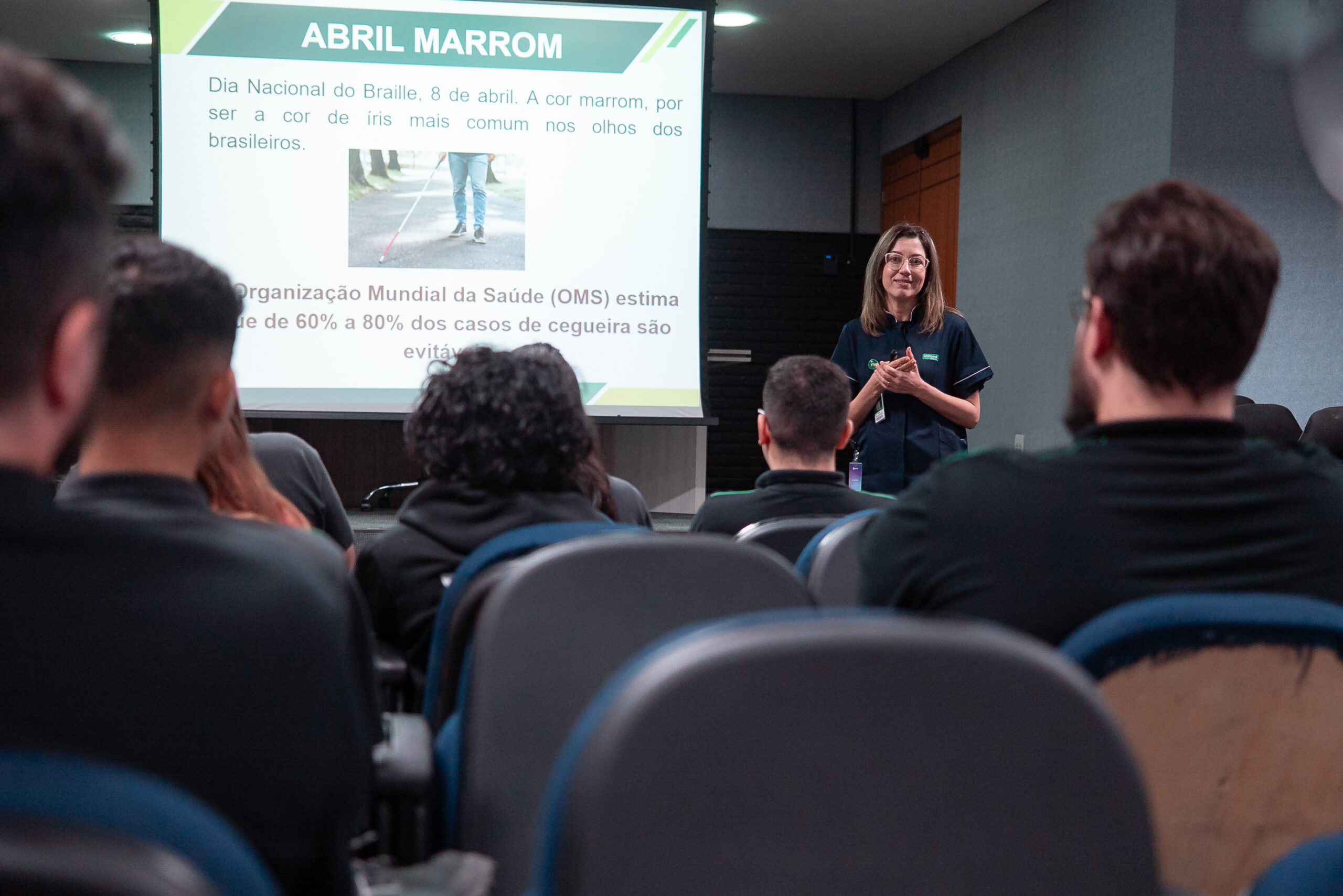 Fotografia dos colaboradores e da palestrante durante a ação da Campanha Abril Marrom na Cetro.