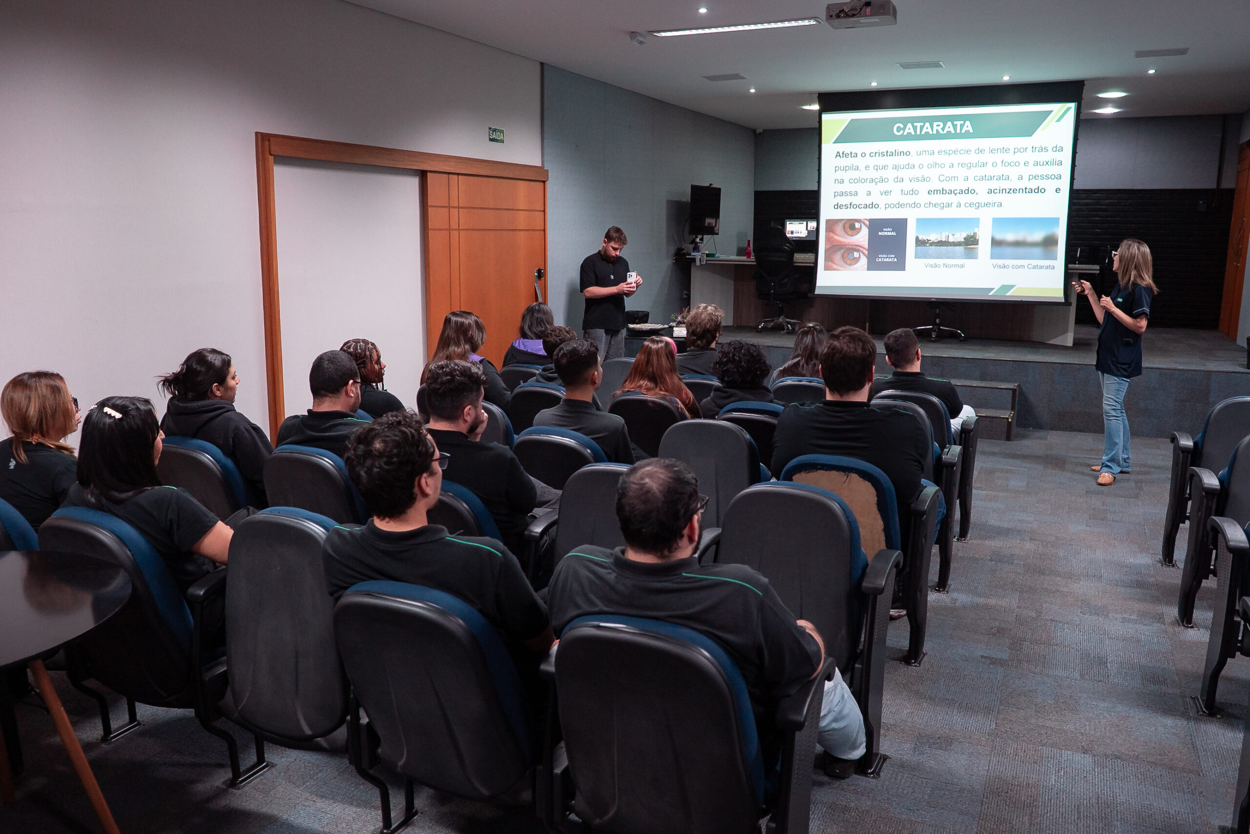 Fotografia dos colaboradores e da palestrante durante a ação da Campanha Abril Marrom na Cetro.