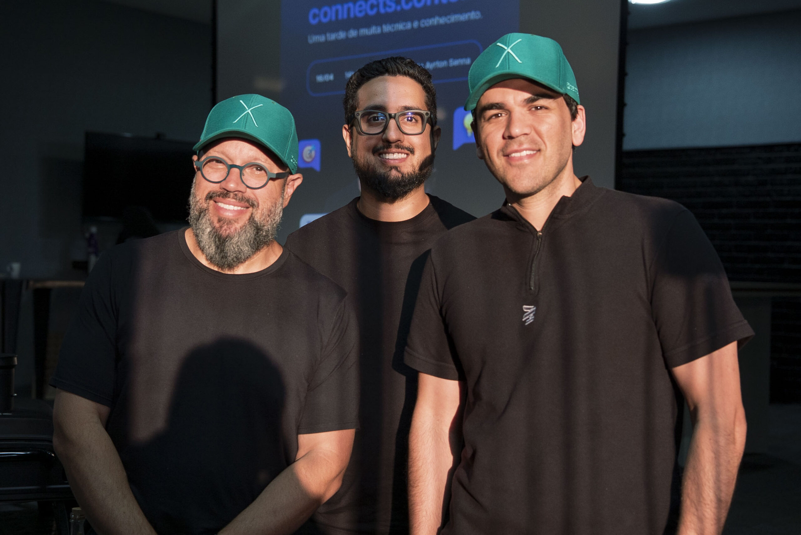 Fotografia dos palestrantes e do CEO da Cetro Leonardo Mello no treinamento com os colaboradores Cetro.