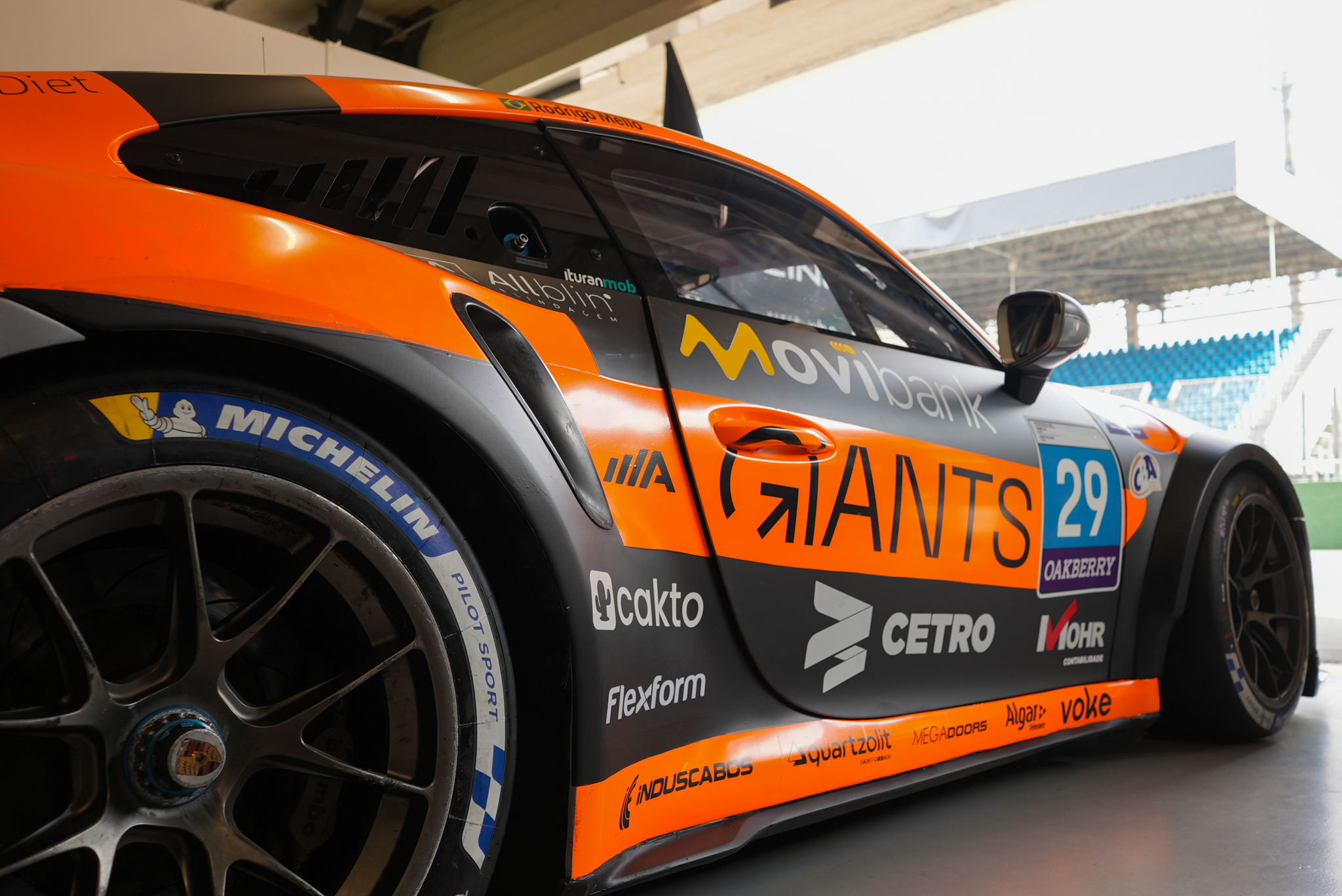 Fotografia do carro de corrida da Porsche Cup 2025 com o logo da Cetro.