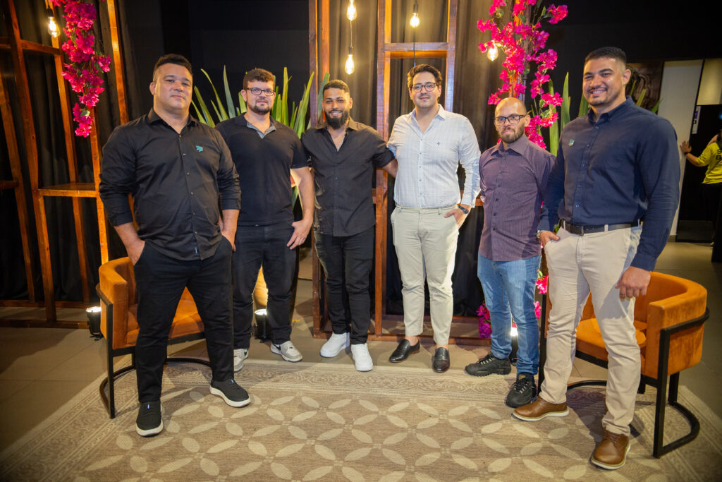 Fotografias dos colaboradores da Cetro convidados para o evento e do salão do jantar de comemoração do SENAI Bauru.