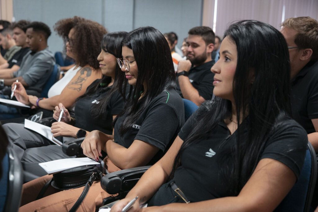 Fotografia do palestrante Neto Abreu e fotografias dos colaboradores da CetroX participando da imersão.