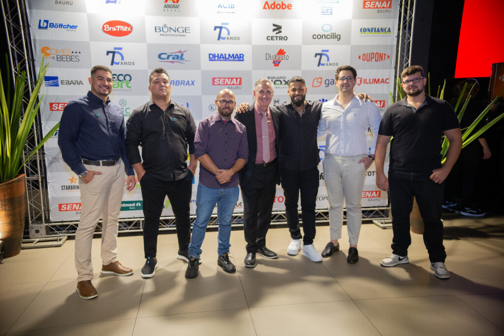 Fotografias dos colaboradores da Cetro convidados e do Diretor do SENAI Bauru entregando o troféu para um deles.