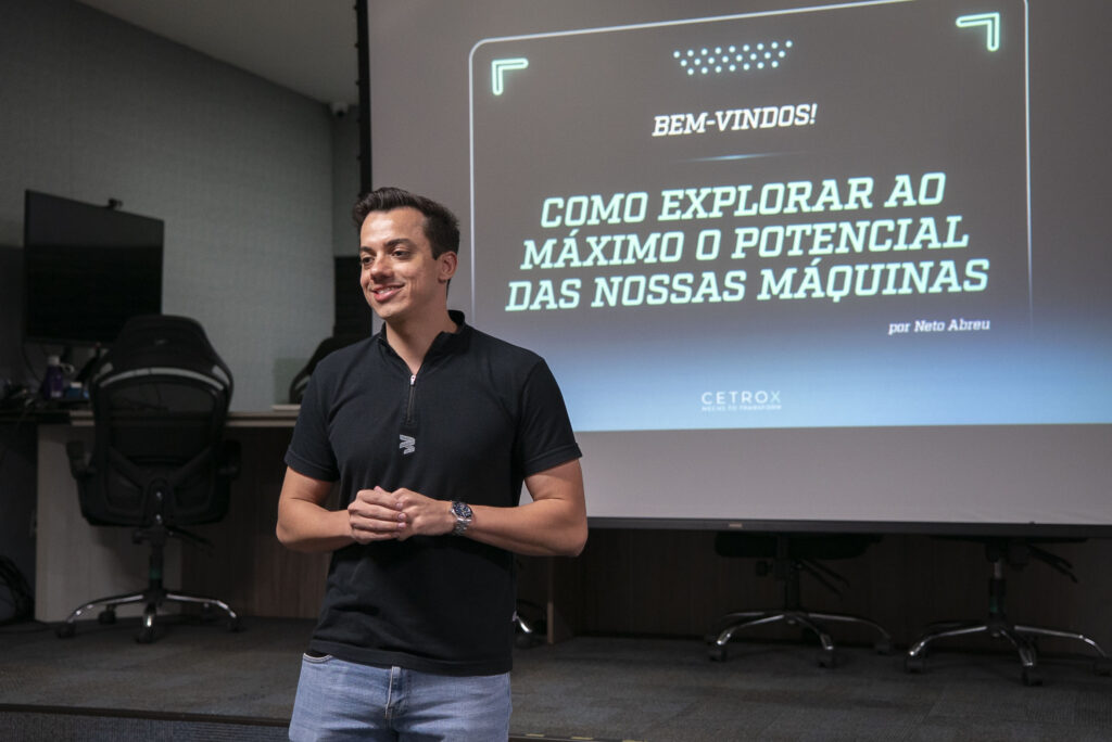 Imagens do Head Comercial da CetroX e de outros colaboradores assistindo a palestra de imersão.