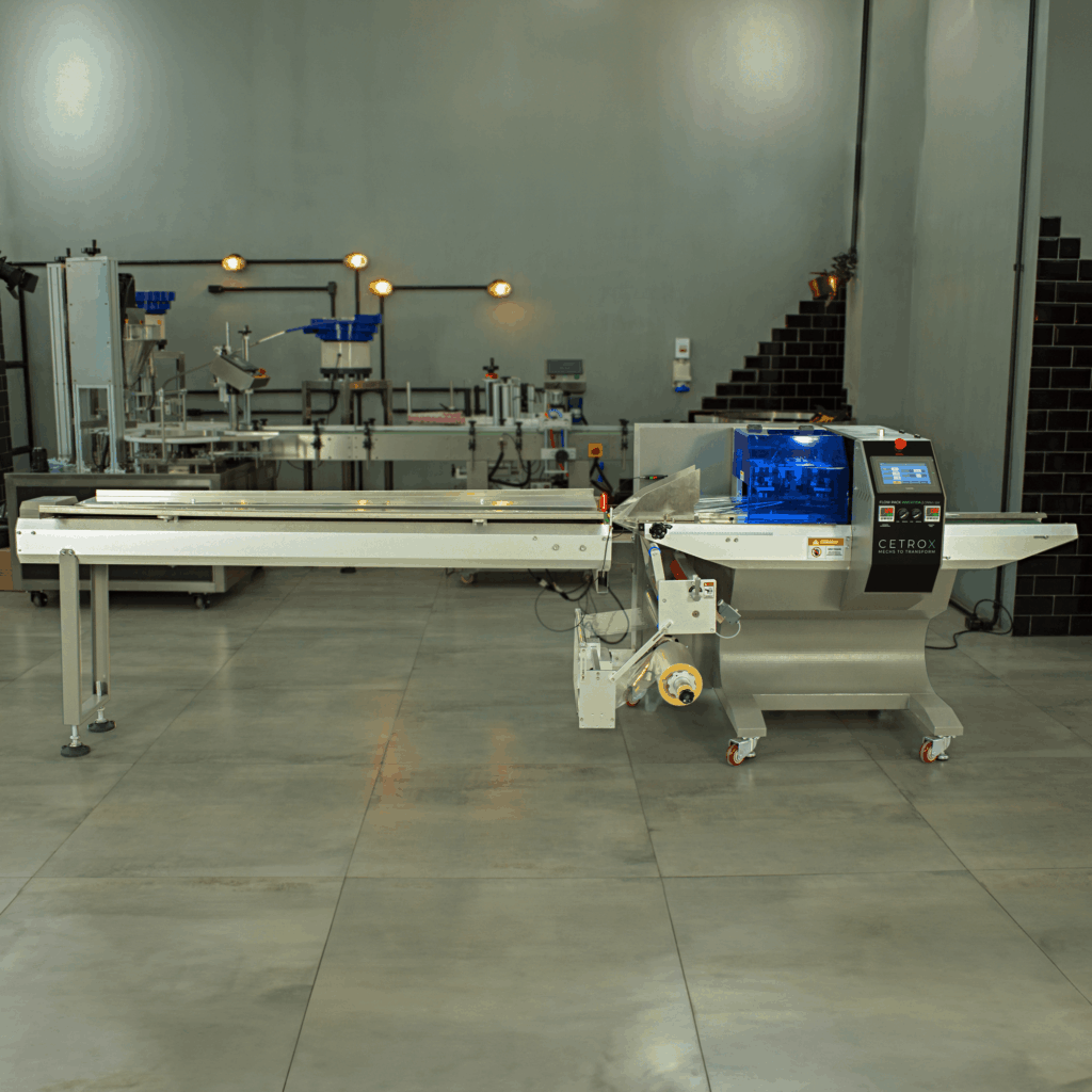 Fotografias da Flow Pack Invertida com Abastecedor Automático CAPM FP-350 I F e do Datador Inkjet em Linha CIPM L1 da Cetro.
