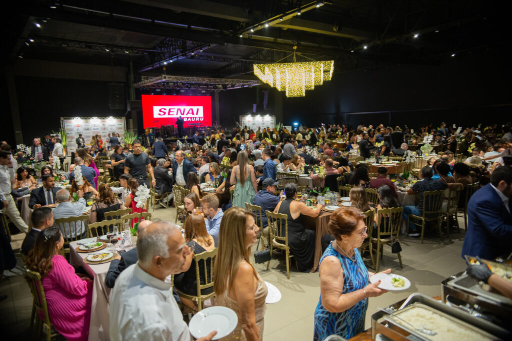 Fotografias dos colaboradores da Cetro convidados para o evento e do salão do jantar de comemoração do SENAI Bauru.