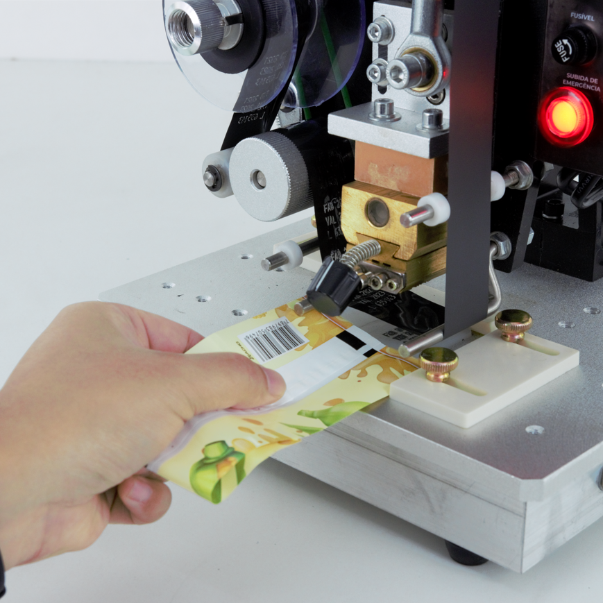 Fotografias da Seladora Automática Contínua Vertical e Horizontal e do Datador Automático Elétrico, ideal para datar embalagens de sorvetes.