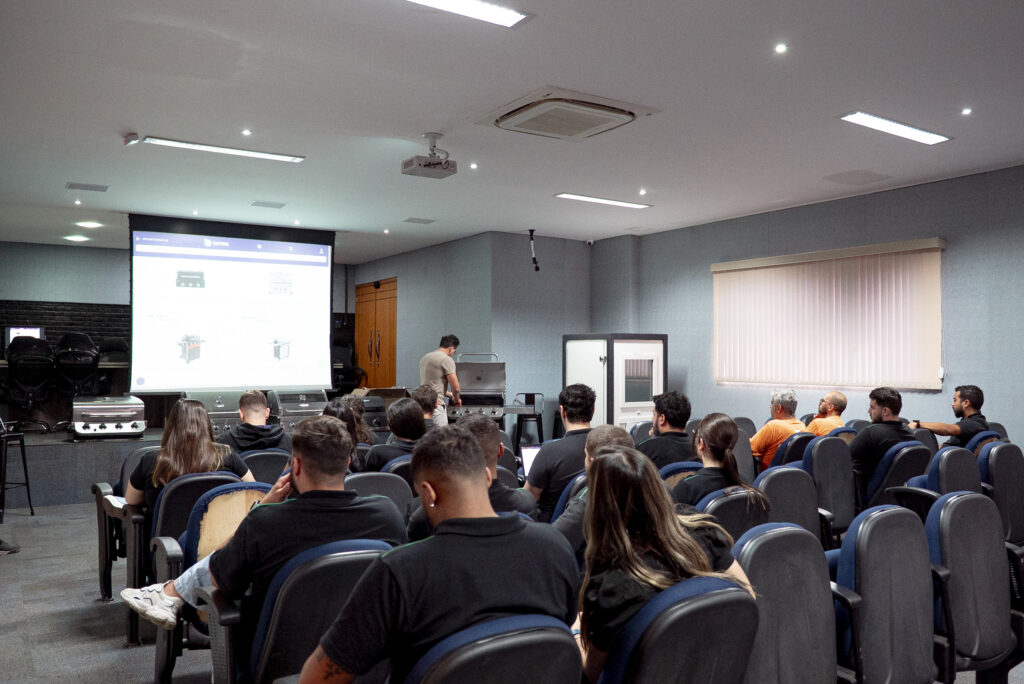 Fotografias do treinamento sobre as Churrasqueiras Frank e Broiler Grill com os colaboradores da Cetro.
