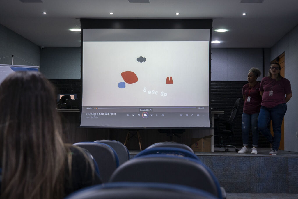 Representantes do Sesc Bauru apresentam os serviços da instituição aos colaboradores da Cetro no auditório da Matriz.