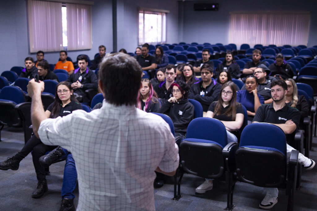 Fotografia do palestrante e dos colaboradores durante o diálogo sobre gestão de resíduos e meio ambiente.