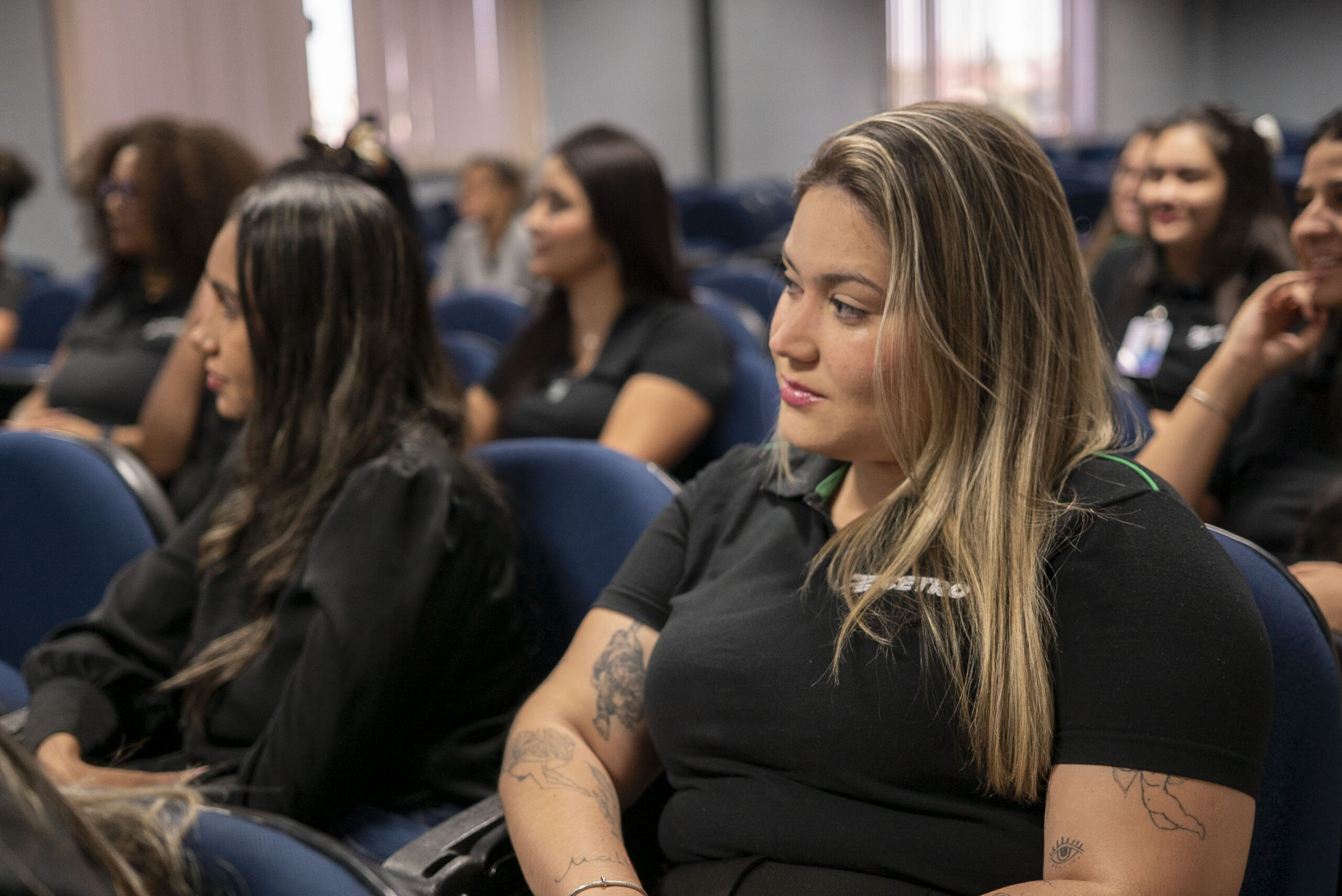 Fotografia das colaboradoras durante a homenagem de Dia das Mães no auditório da Matriz.