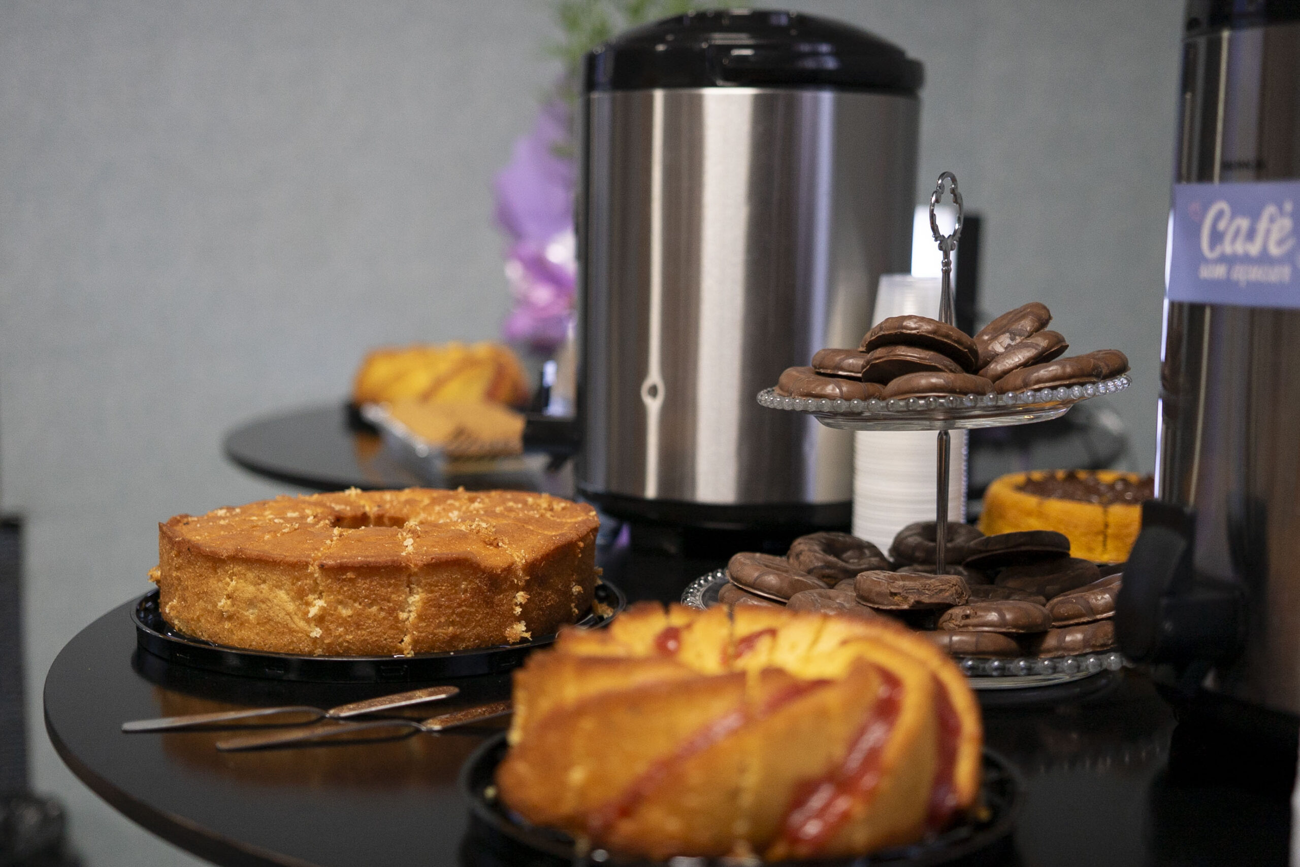 Fotografia do café da manhã e da decoração elaborada para a homenagem de Dia das Mães no auditório da Matriz.
