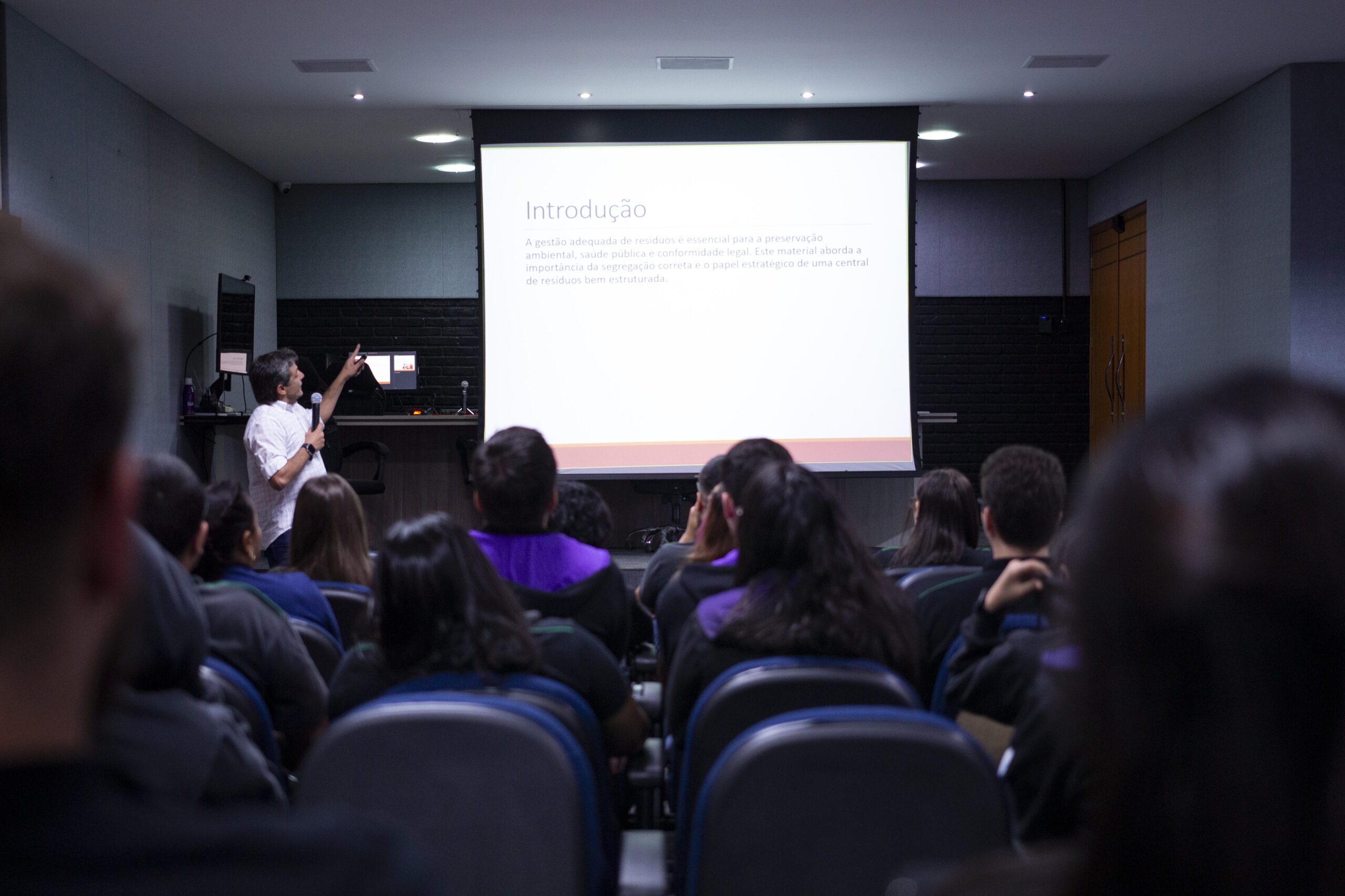 Fotografia do palestrante e dos colaboradores durante o diálogo sobre gestão de resíduos e meio ambiente.