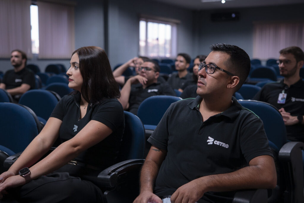 Colaboradores da Cetro assistindo à apresentação dos serviços do Sesc no auditório da Matriz.