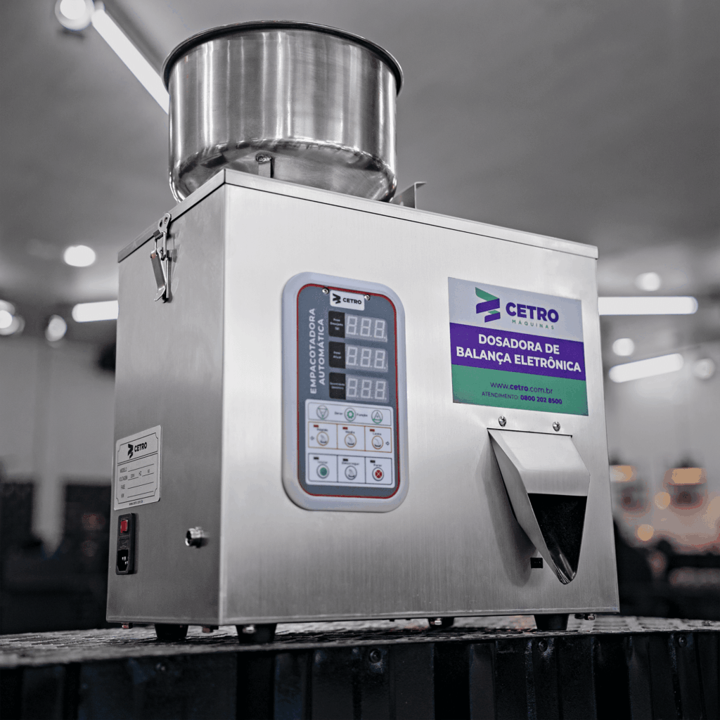 Fotografias da Dosadora de Balança Automática CADM W-100 e da Envasadora Manual para Pastosos CMFM P-50 T, exemplos de máquinas compactas.
