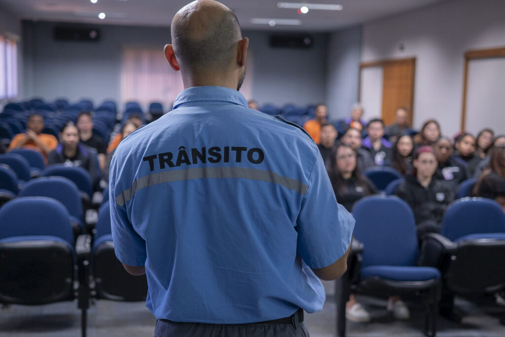 Fotografias do palestrante Luiz Rocha e dos colaboradores Cetro na palestra da Campanha Maio Amarelo no auditório da Matriz.