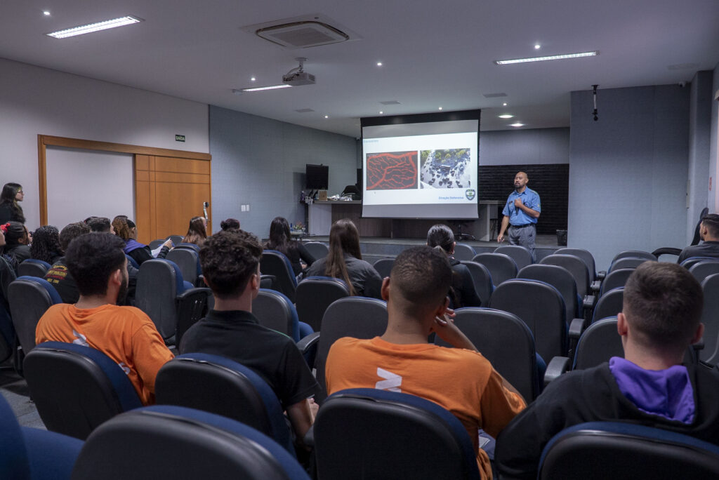 Fotografias do palestrante Luiz Rocha e dos colaboradores Cetro na palestra da Campanha Maio Amarelo no auditório da Matriz.