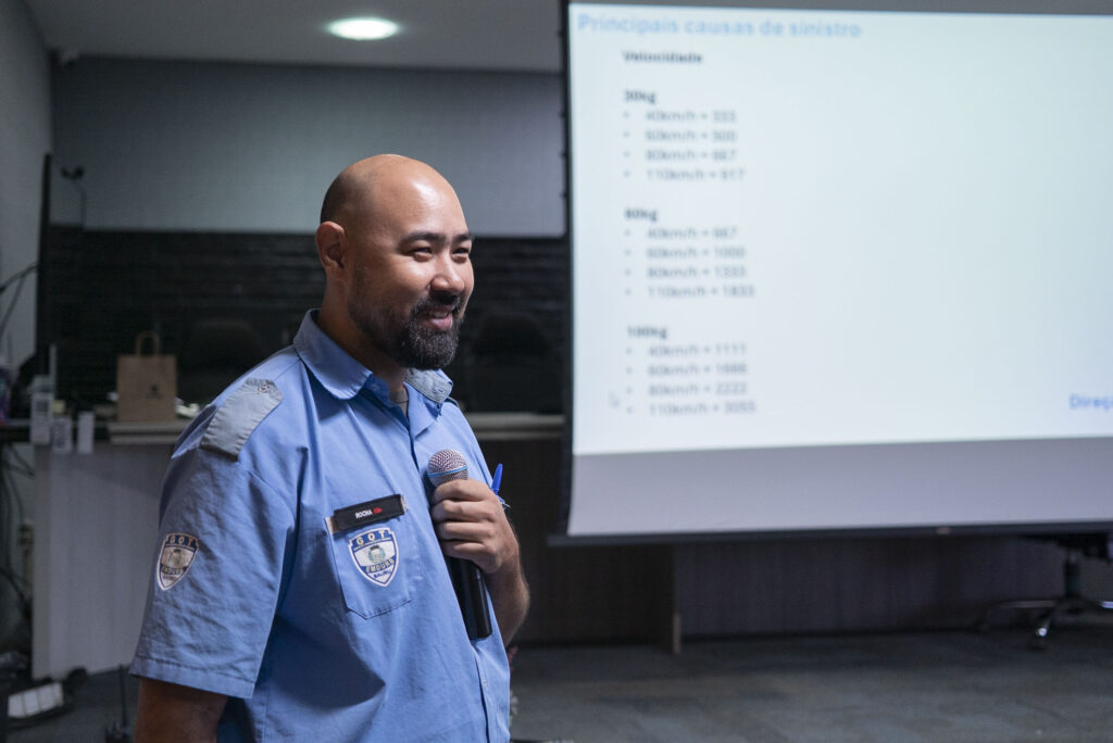 Fotografias do palestrante Luiz Rocha e dos colaboradores Cetro na palestra da Campanha Maio Amarelo no auditório da Matriz.