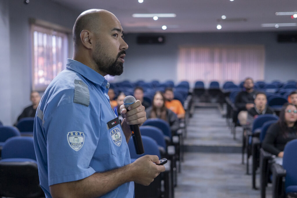 Fotografias do palestrante com o Técnico de Segurança do Trabalho da Cetro no auditório da Matriz e dos brindes da Campanha Maio Amarelo.