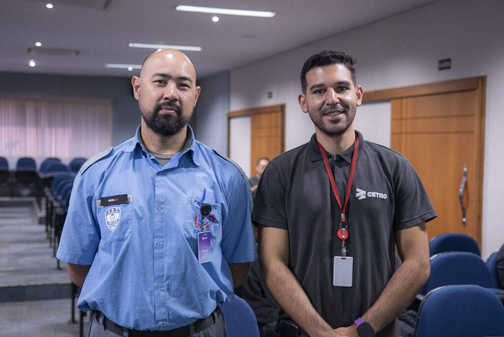 Fotografias do palestrante com o Técnico de Segurança do Trabalho da Cetro no auditório da Matriz e dos brindes da Campanha Maio Amarelo.
