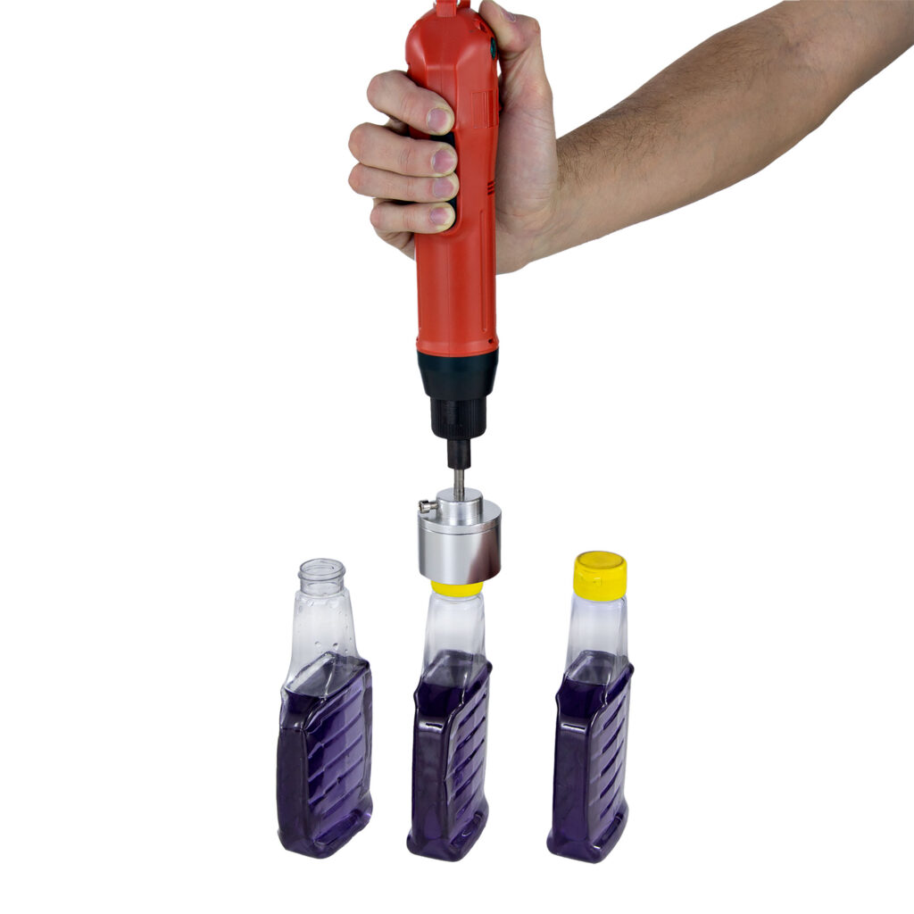 Fotografias da Rosqueadora Manual Elétrica e Rotuladora Semiautomática com Datador CSLM DP, exemplos de máquinas compactas.