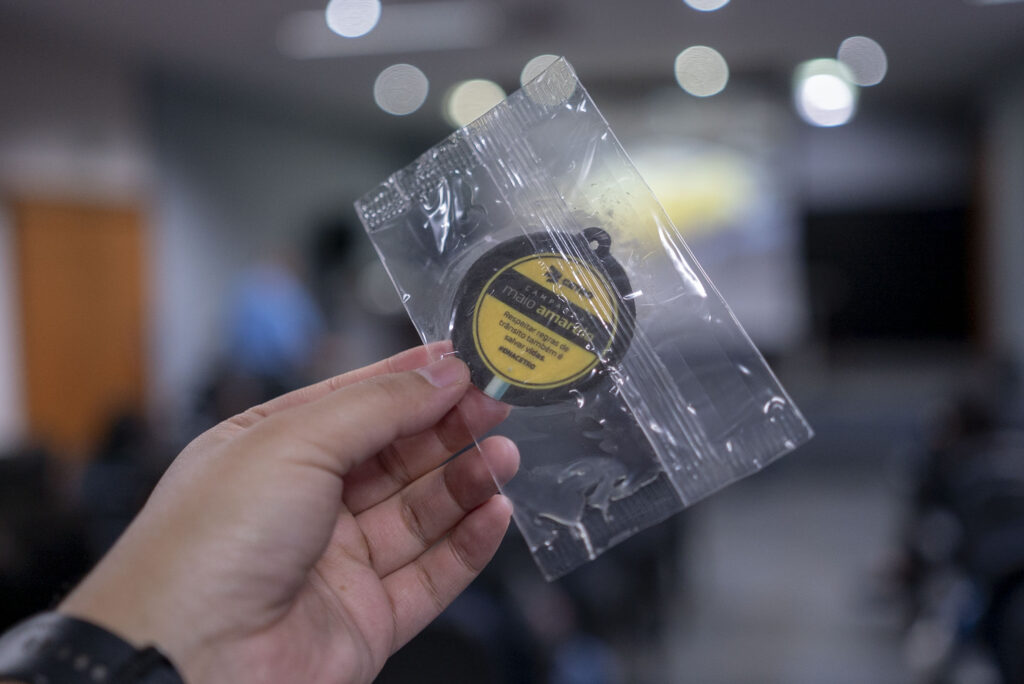 Fotografias do palestrante com o Técnico de Segurança do Trabalho da Cetro no auditório da Matriz e dos brindes da Campanha Maio Amarelo.