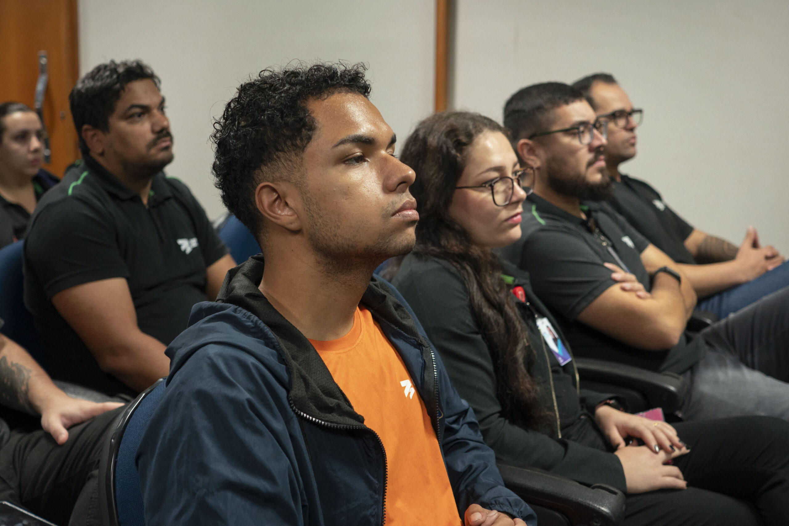 Fotografias dos colaboradores assistindo à palestra e da palestrante fazendo sua apresentação.