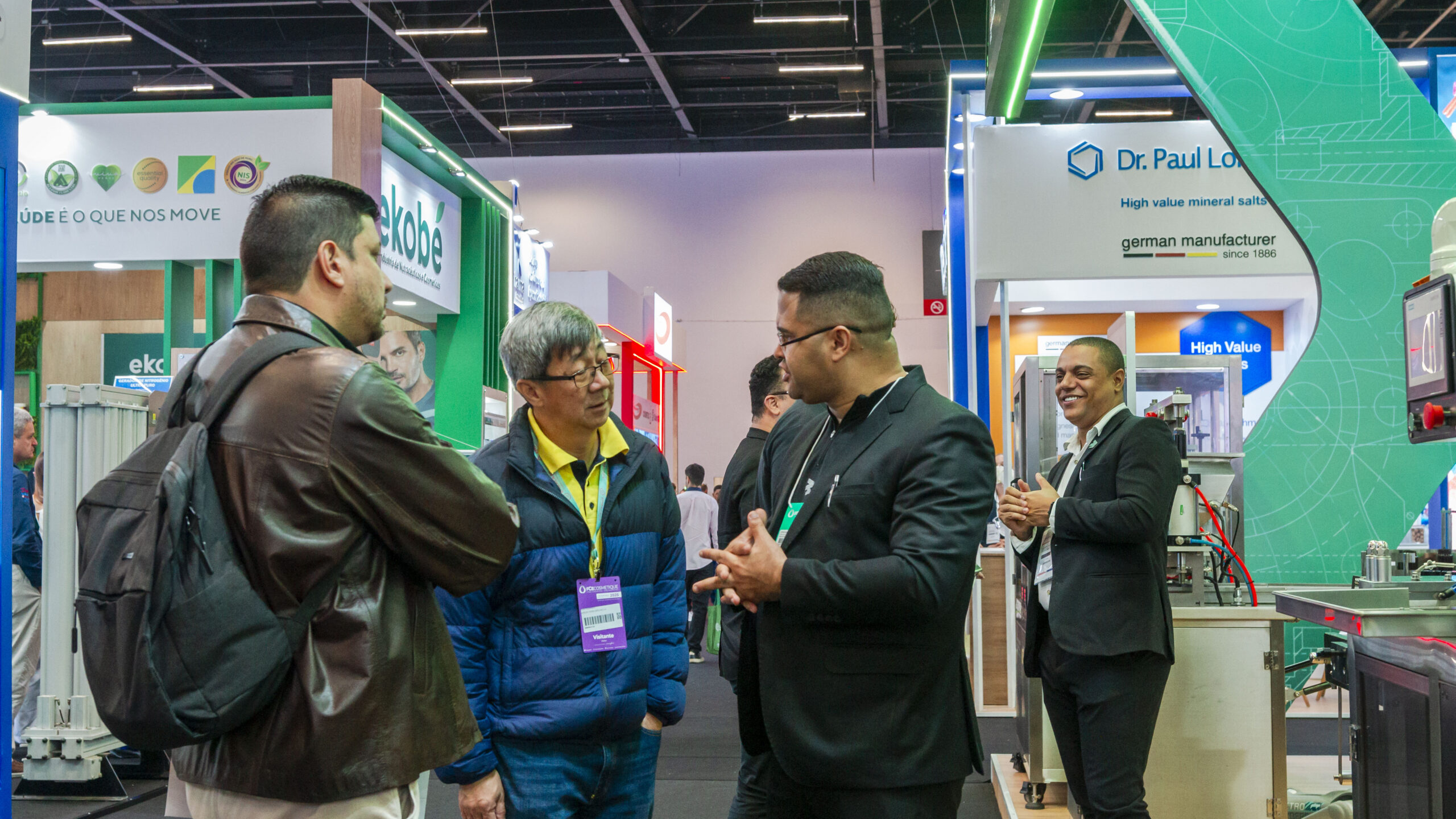 Fotografias do estande da CetroX na FCE Pharma com colaboradores e visitantes interagindo e o Cyberdog da Cetro.
