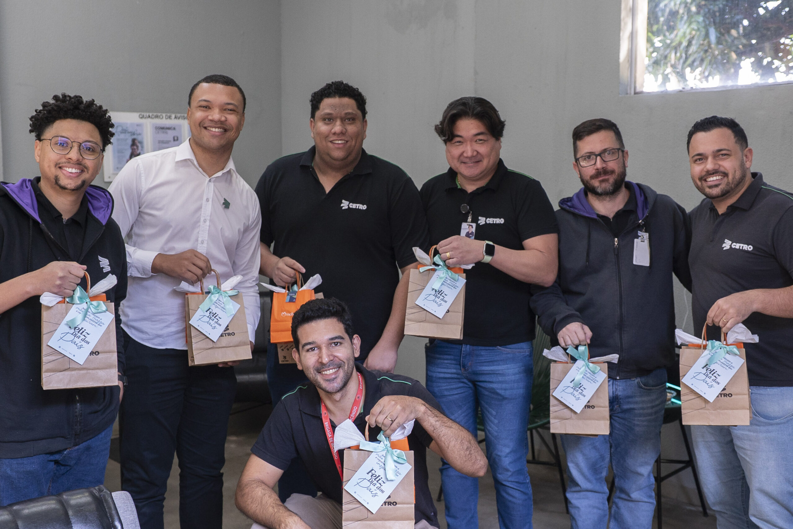 Fotografia dos colaboradores Cetro segurando os presentes de Dia dos Pais.