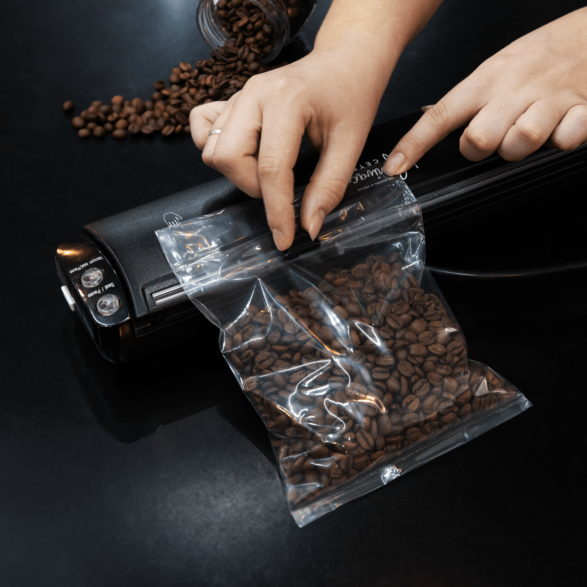 Fotografias das Seladoras da Cetro realizando o vácuo em diversos tipos de alimentos.