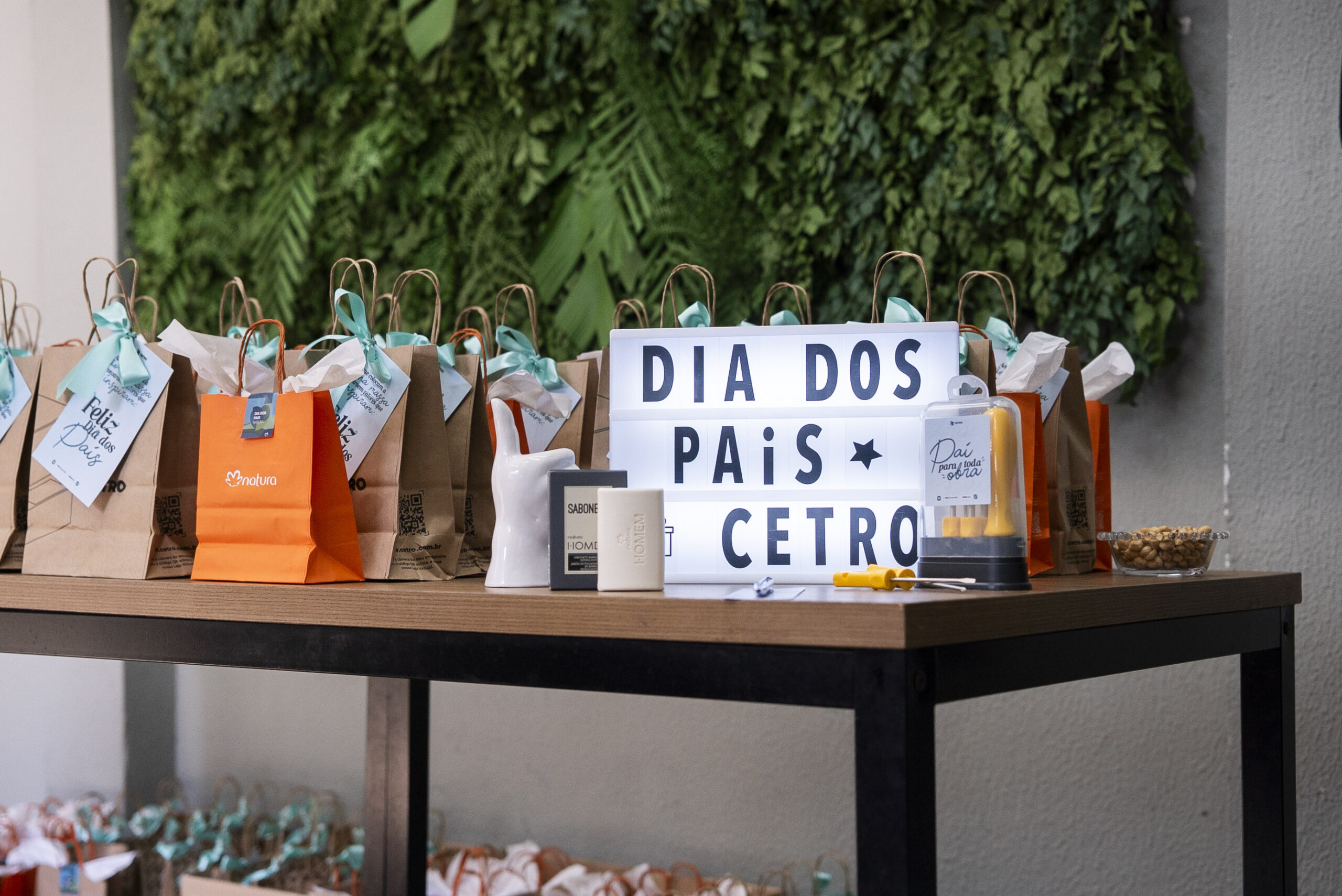 Fotografia dos colaboradores durante a entrega dos presentes de Dia dos Pais.