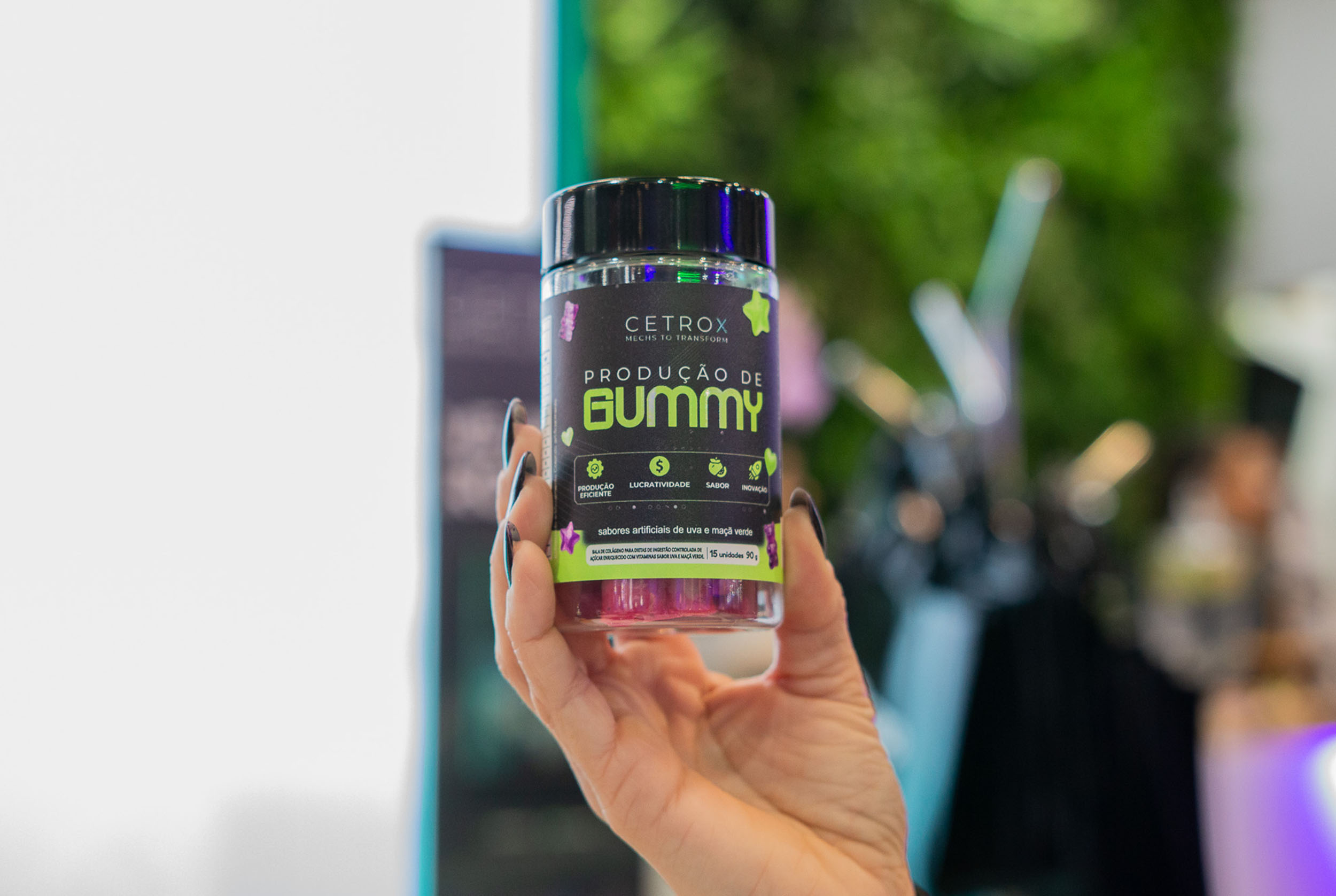 Fotografias de potes de gummies com rótulos da Cetro e uma Envasadora de Gummies da companhia.